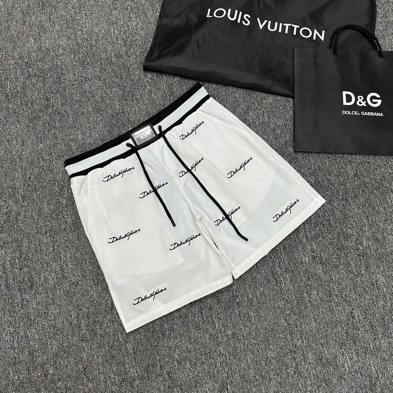 Quần short gió Dolce Gabbana DG họa tiết chữ thêu phối cạp sọc ngang Like Auth 1-1 on web NV