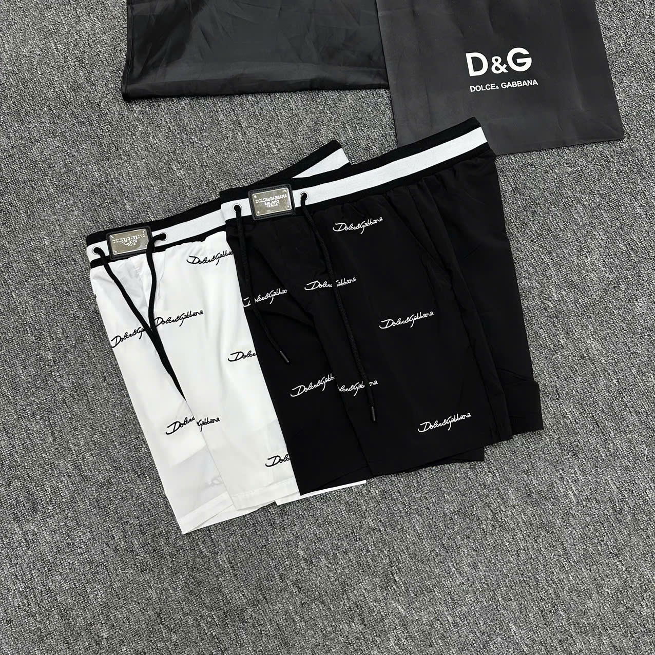 Quần short gió Dolce Gabbana DG họa tiết chữ thêu phối cạp sọc ngang Like Auth 1-1 on web NV