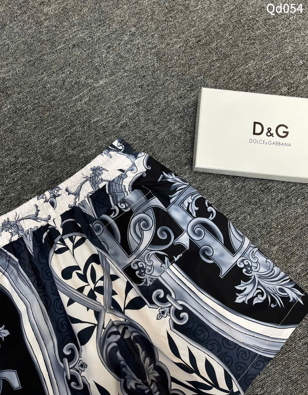 Quần short gió Dolce Gabbana DG họa tiết hoa văn quý tộc Like Auth 1-1 on web LK
