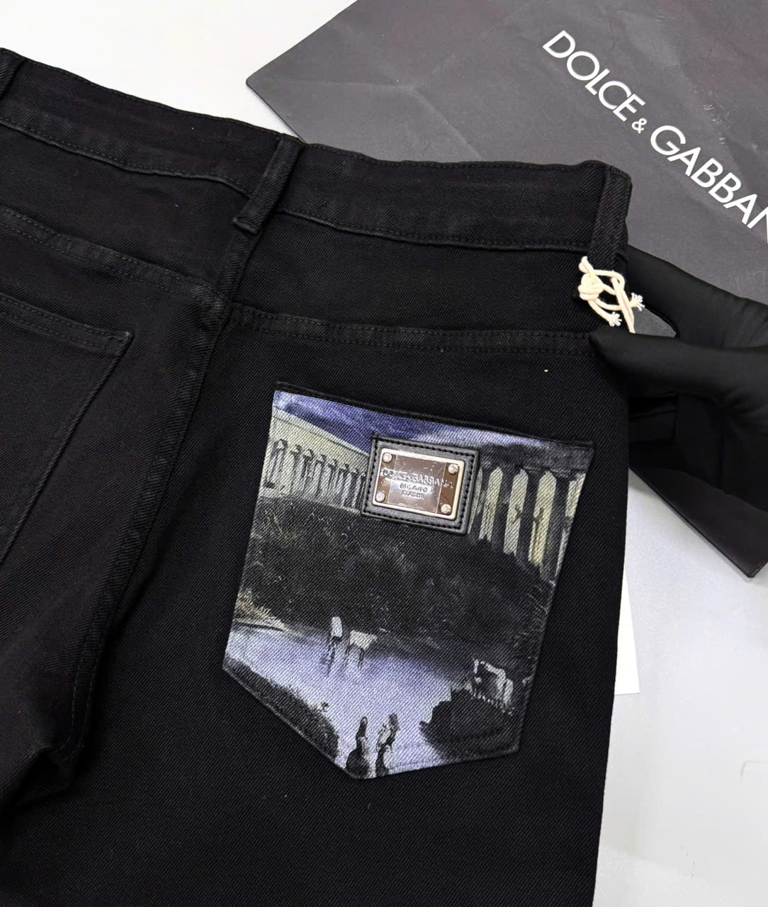 Quần short jean Dolce Gabbana DG Đen họa tiết hồ 3D túi sau Like Auth 1-1 on web CD