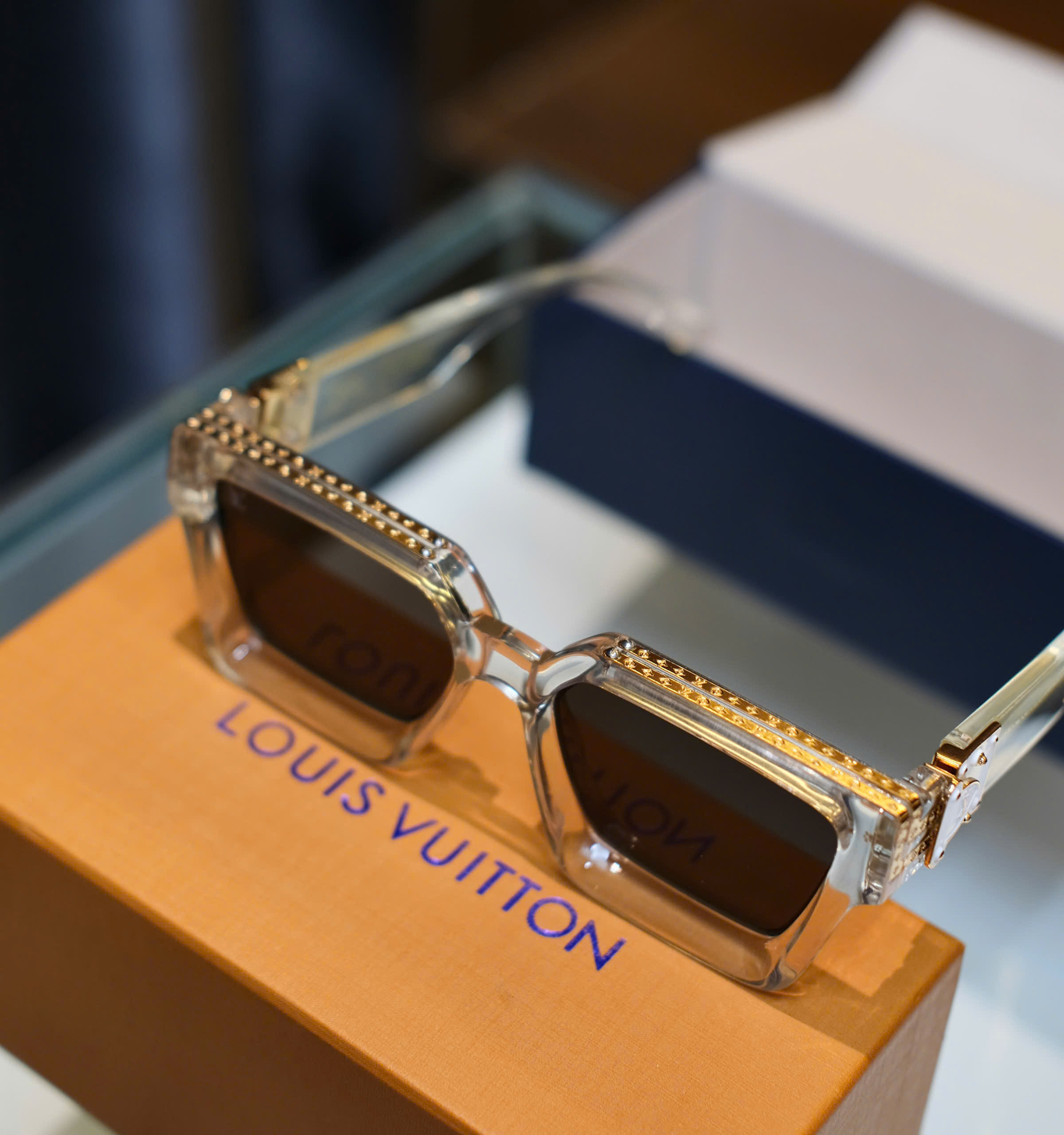Kính mắt thời trang Louis Vuitton LV Trắng trong mắt Đen phối hoa vân viền logo gọng Like Auth on web fullbox DDT
