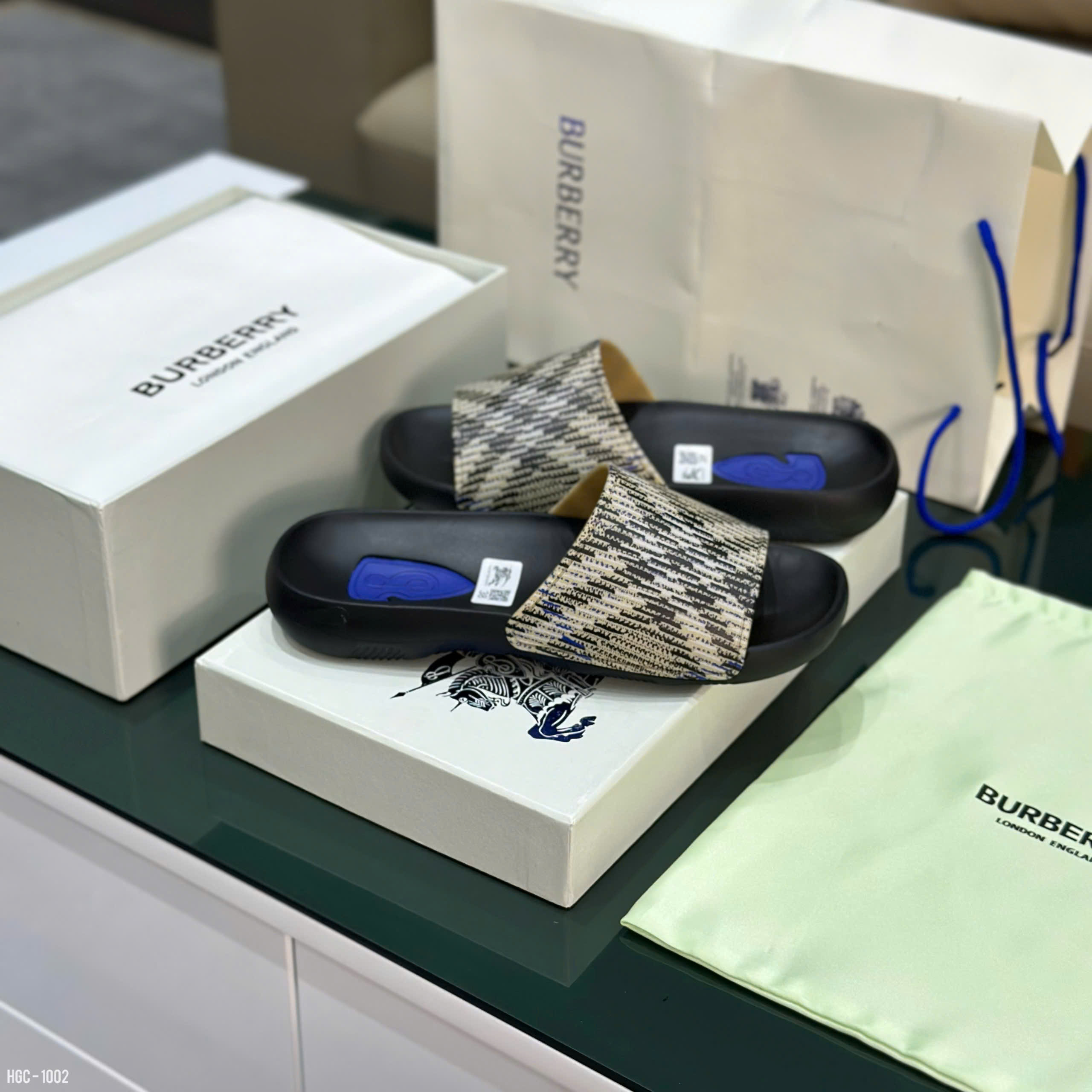 Dép lê quai ngang Burberry BBR Nâu Be kẻ sọc logo Xanh đế Like Auth on web fullbox bill thẻ HG