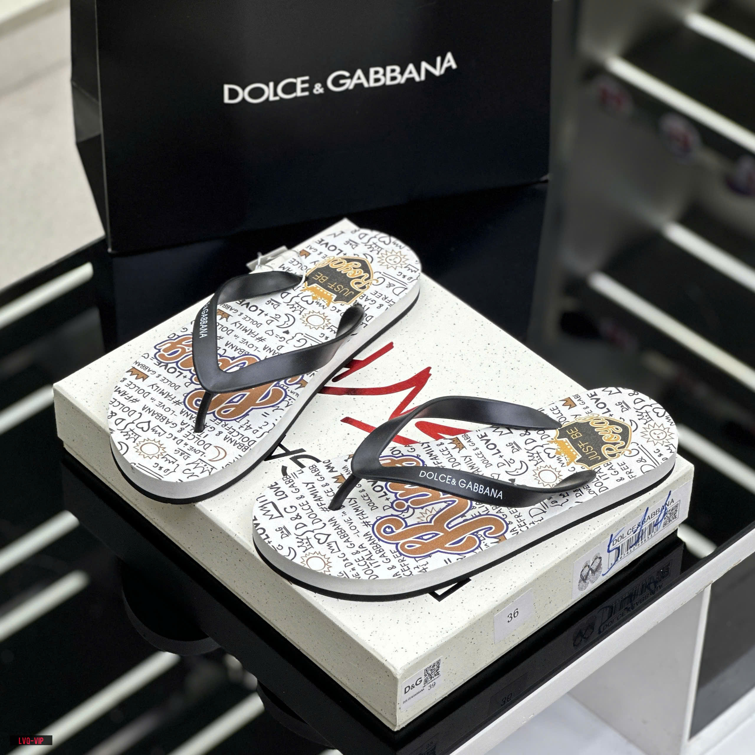 Dép tông, xỏ ngón Dolce Gabbana DG Trắng họa tiết chữ King full đế Like Auth on web fullbox bill thẻ LVQ