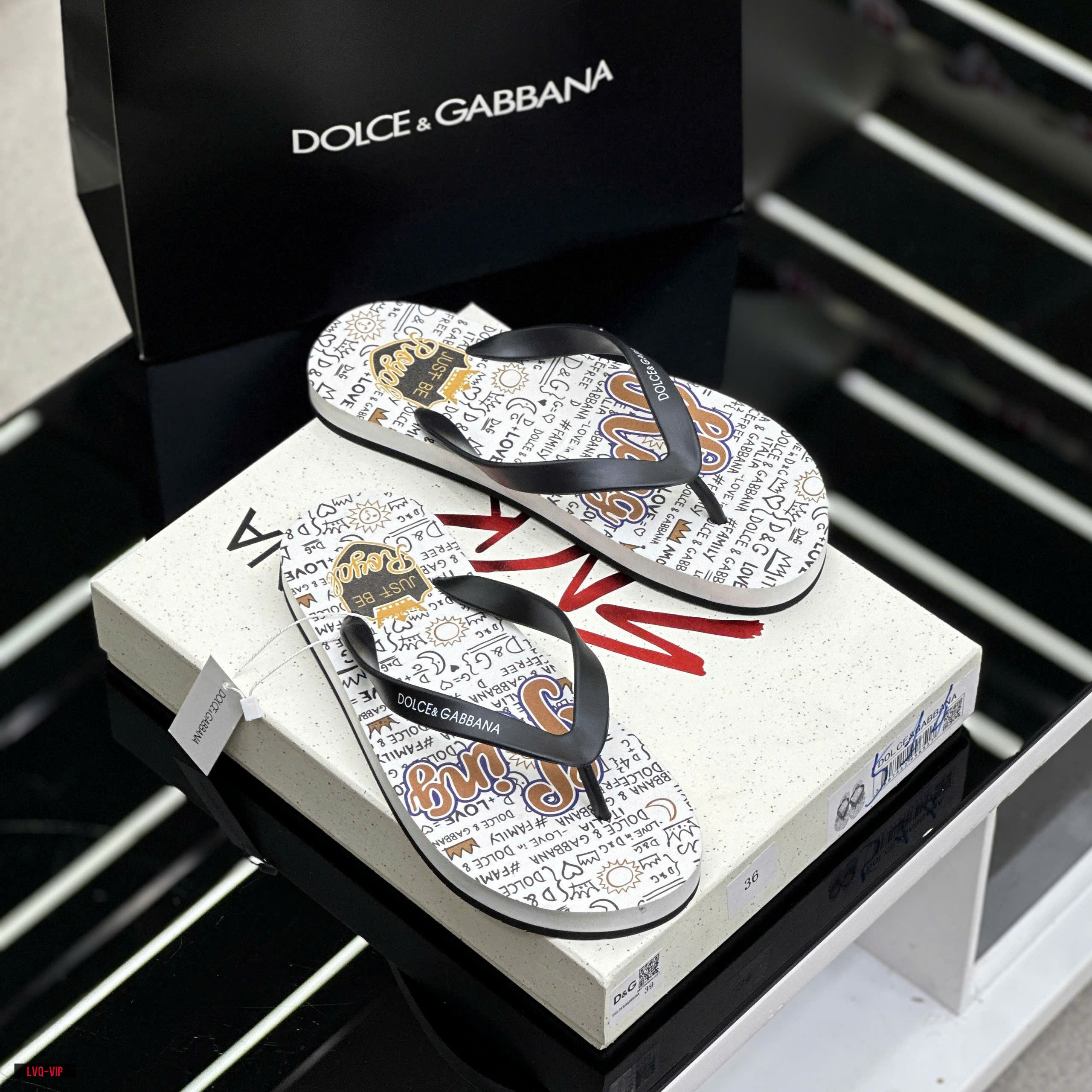 Dép tông, xỏ ngón Dolce Gabbana DG Trắng họa tiết chữ King full đế Like Auth on web fullbox bill thẻ LVQ