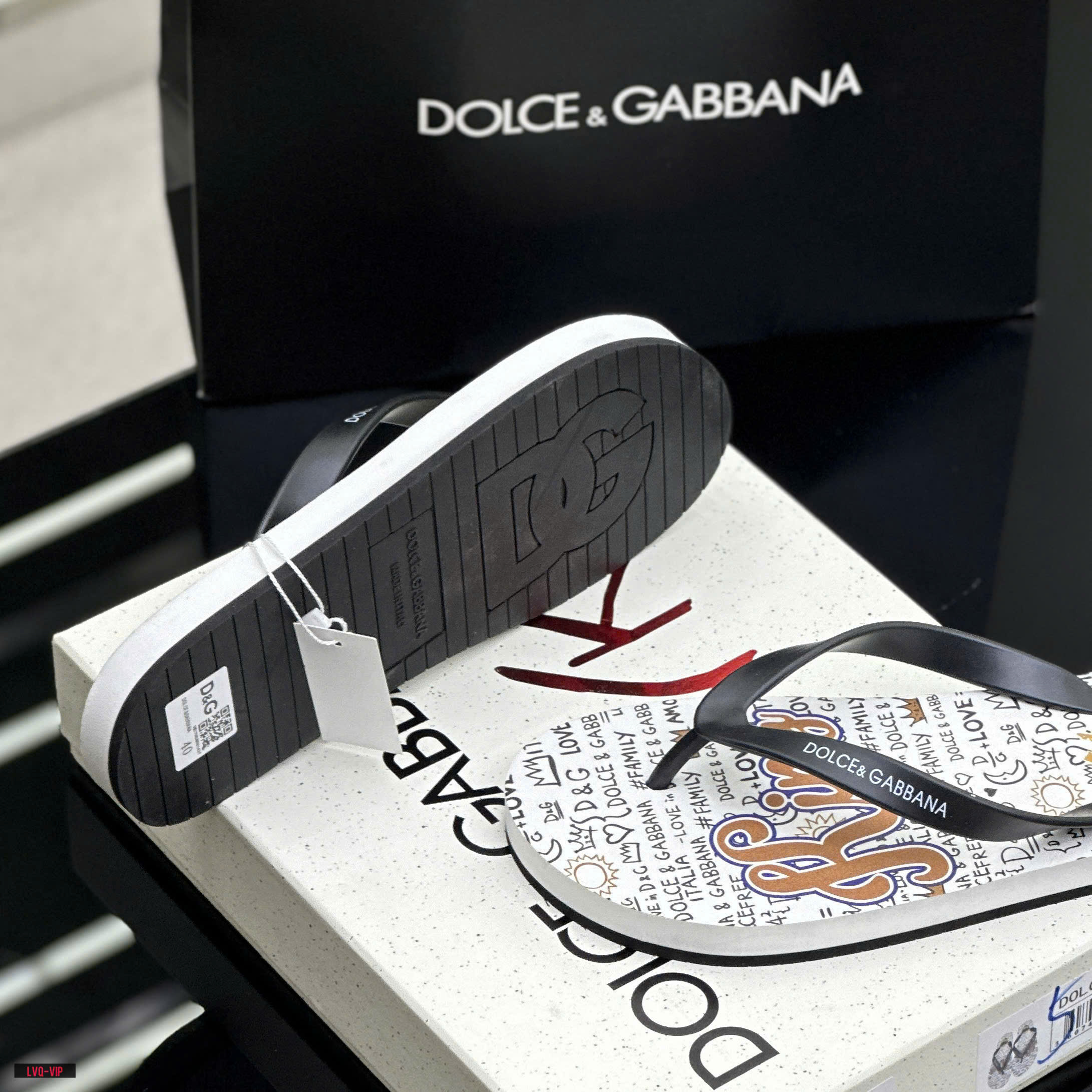 Dép tông, xỏ ngón Dolce Gabbana DG Trắng họa tiết chữ King full đế Like Auth on web fullbox bill thẻ LVQ