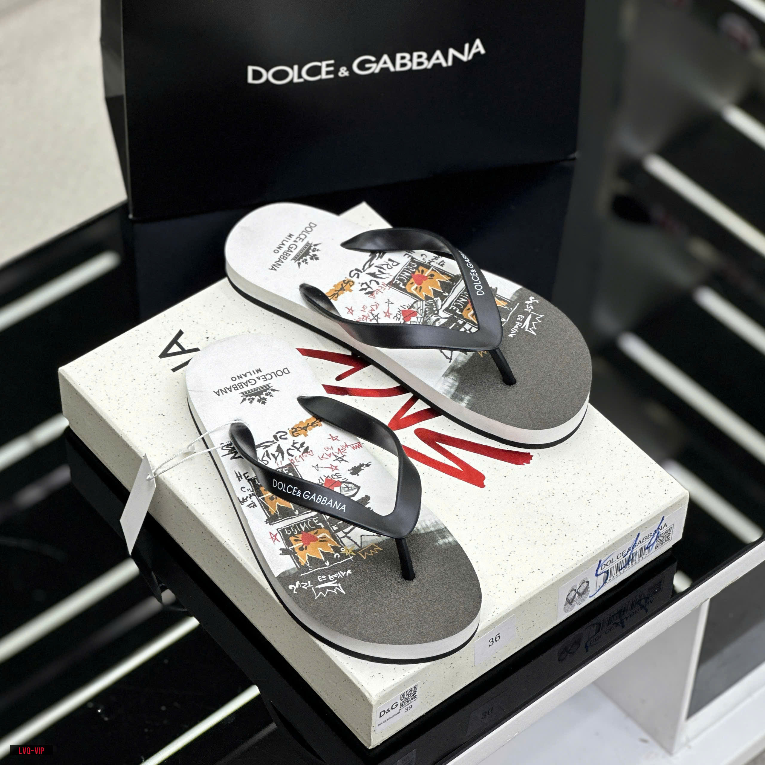 Dép tông, xỏ ngón Dolce Gabbana DG Đen Trắng họa tiết logo chữ full đế Like Auth on web fullbox bill thẻ LVQ