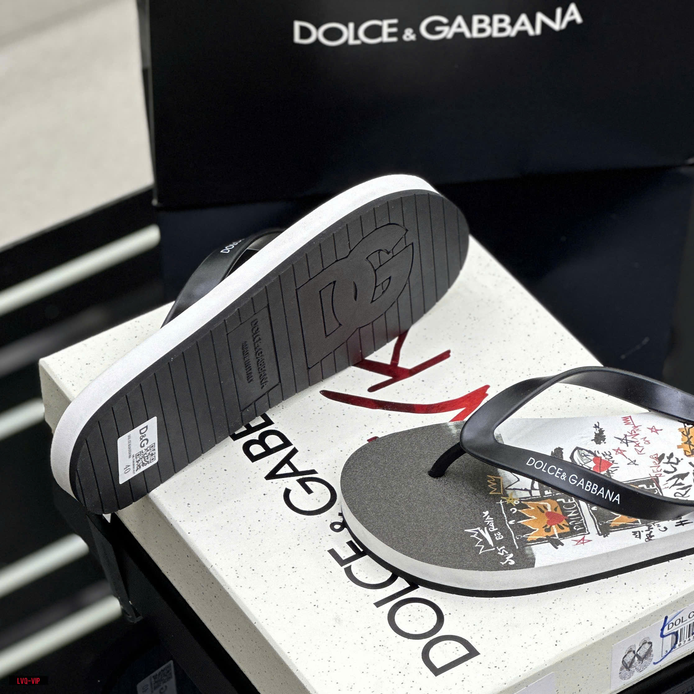 Dép tông, xỏ ngón Dolce Gabbana DG Đen Trắng họa tiết logo chữ full đế Like Auth on web fullbox bill thẻ LVQ