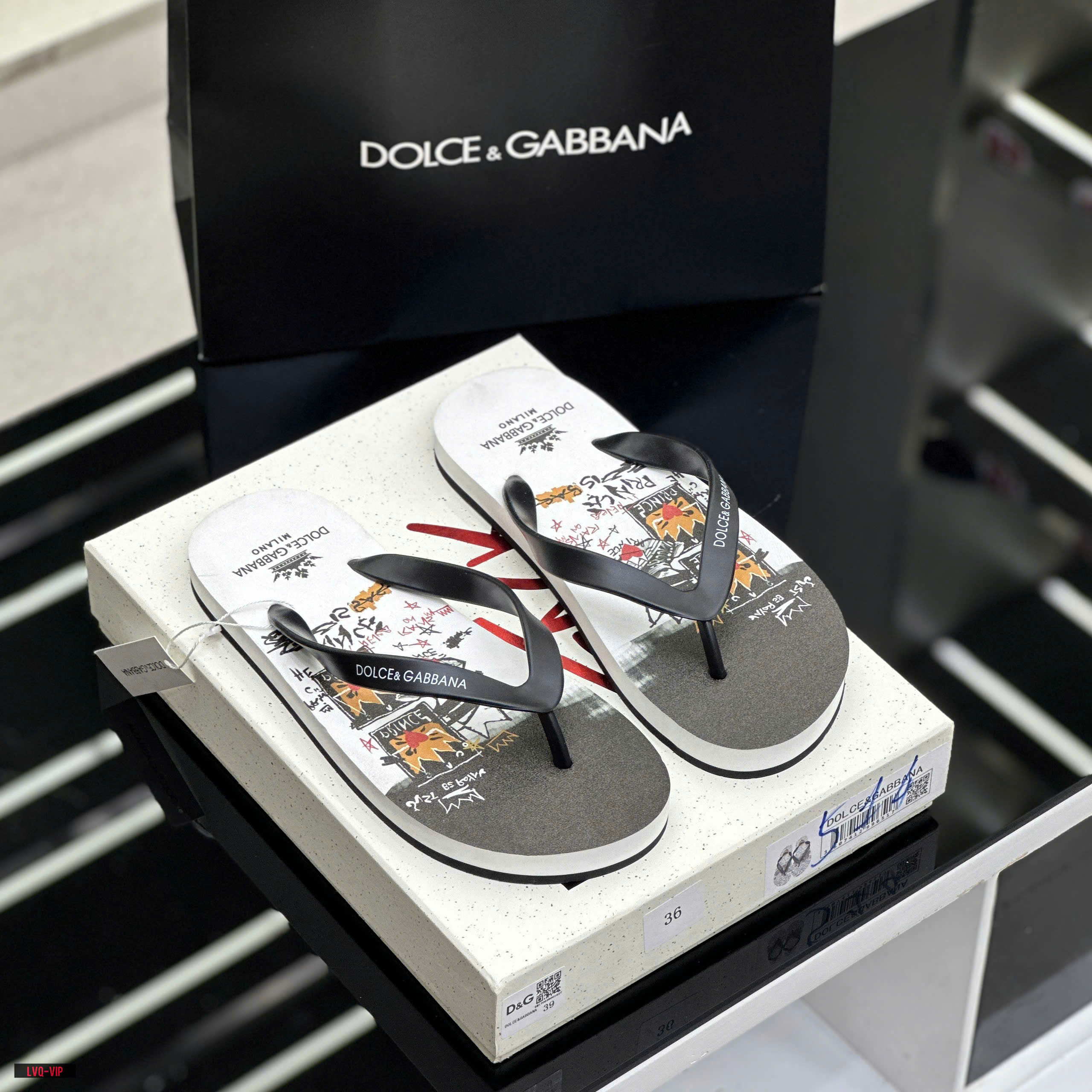 Dép tông, xỏ ngón Dolce Gabbana DG Đen Trắng họa tiết logo chữ full đế Like Auth on web fullbox bill thẻ LVQ