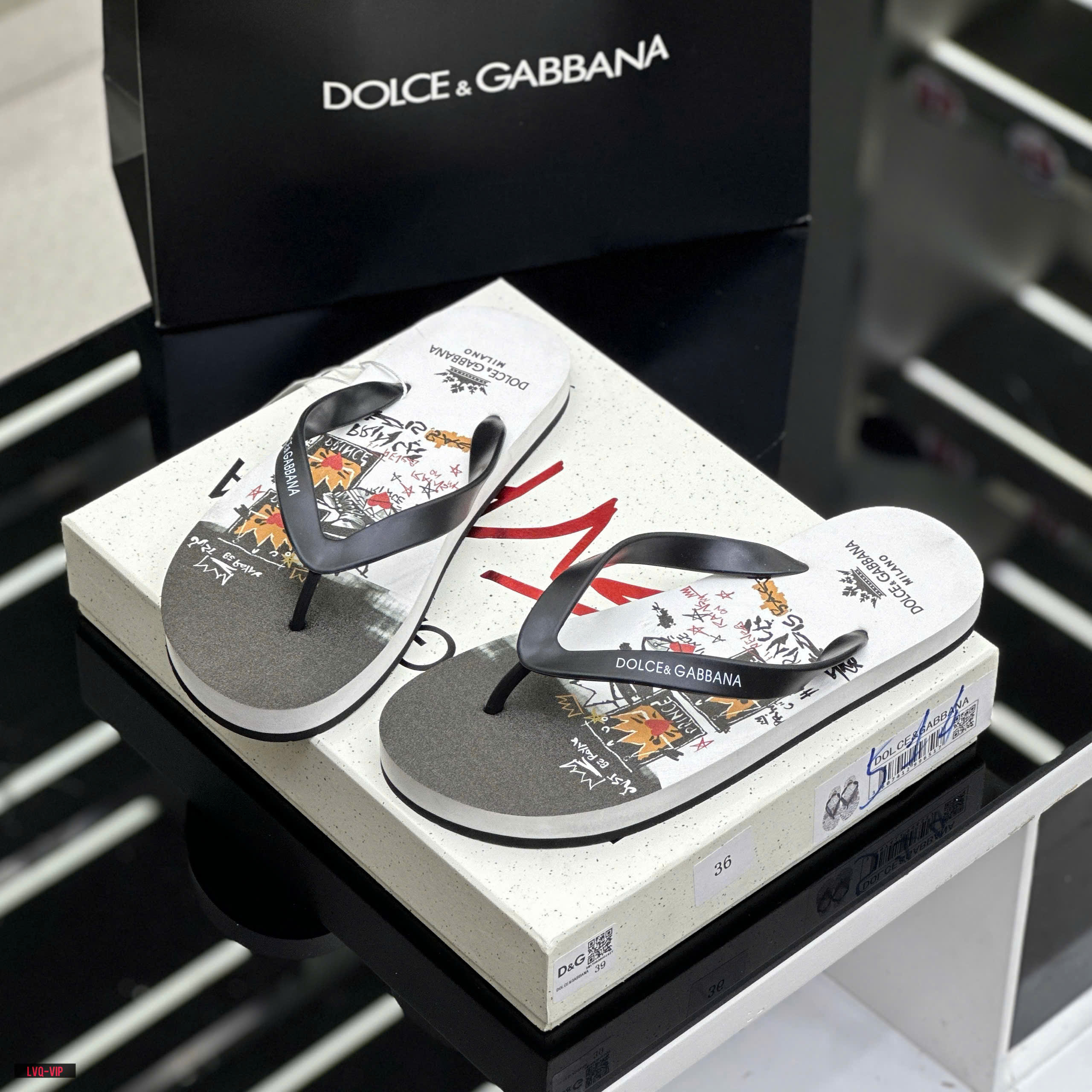 Dép tông, xỏ ngón Dolce Gabbana DG Đen Trắng họa tiết logo chữ full đế Like Auth on web fullbox bill thẻ LVQ