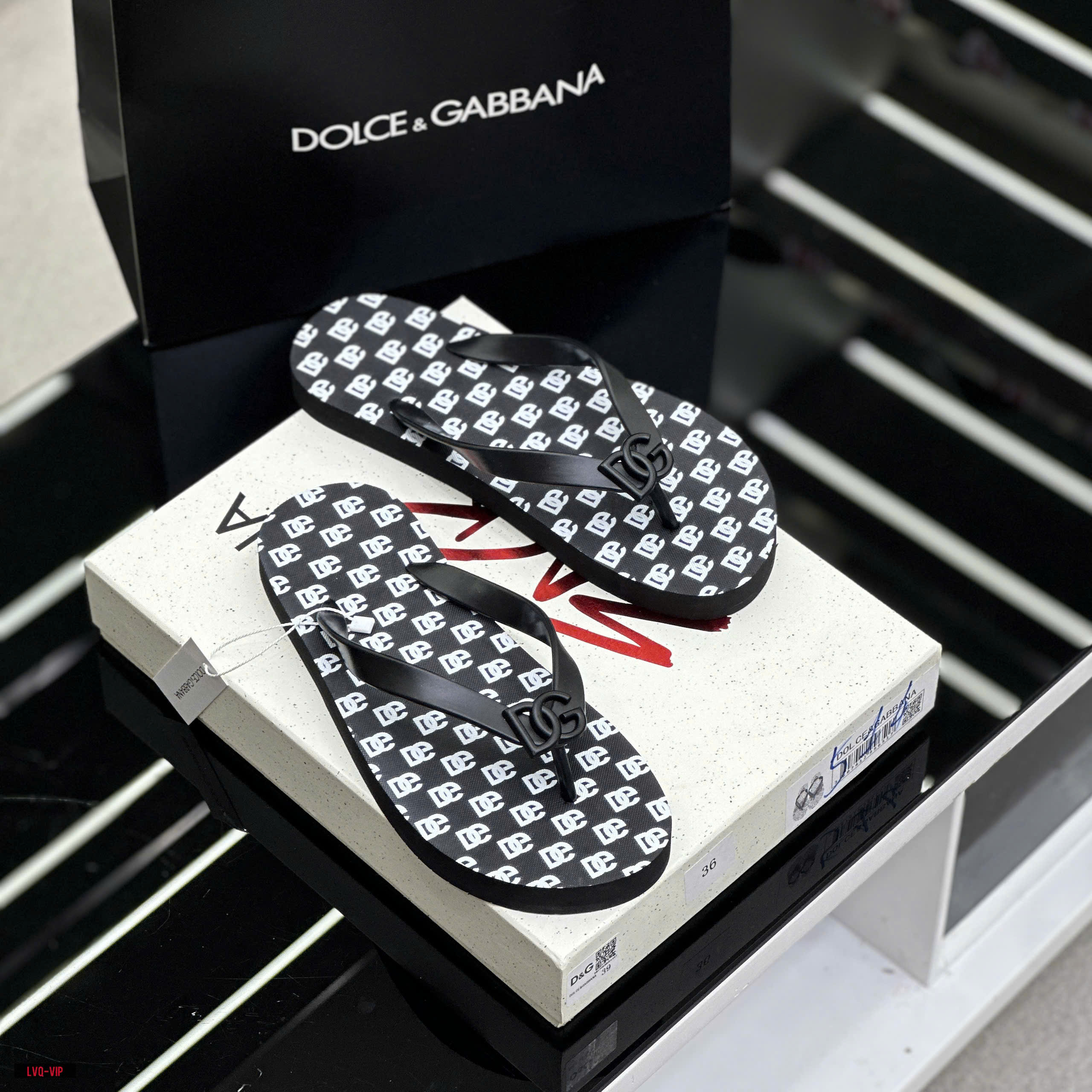 Dép tông, xỏ ngón Dolce Gabbana DG Đen logo tag Đen họa tiết chữ Trắng full đế Like Auth on web fullbox bill thẻ LVQ