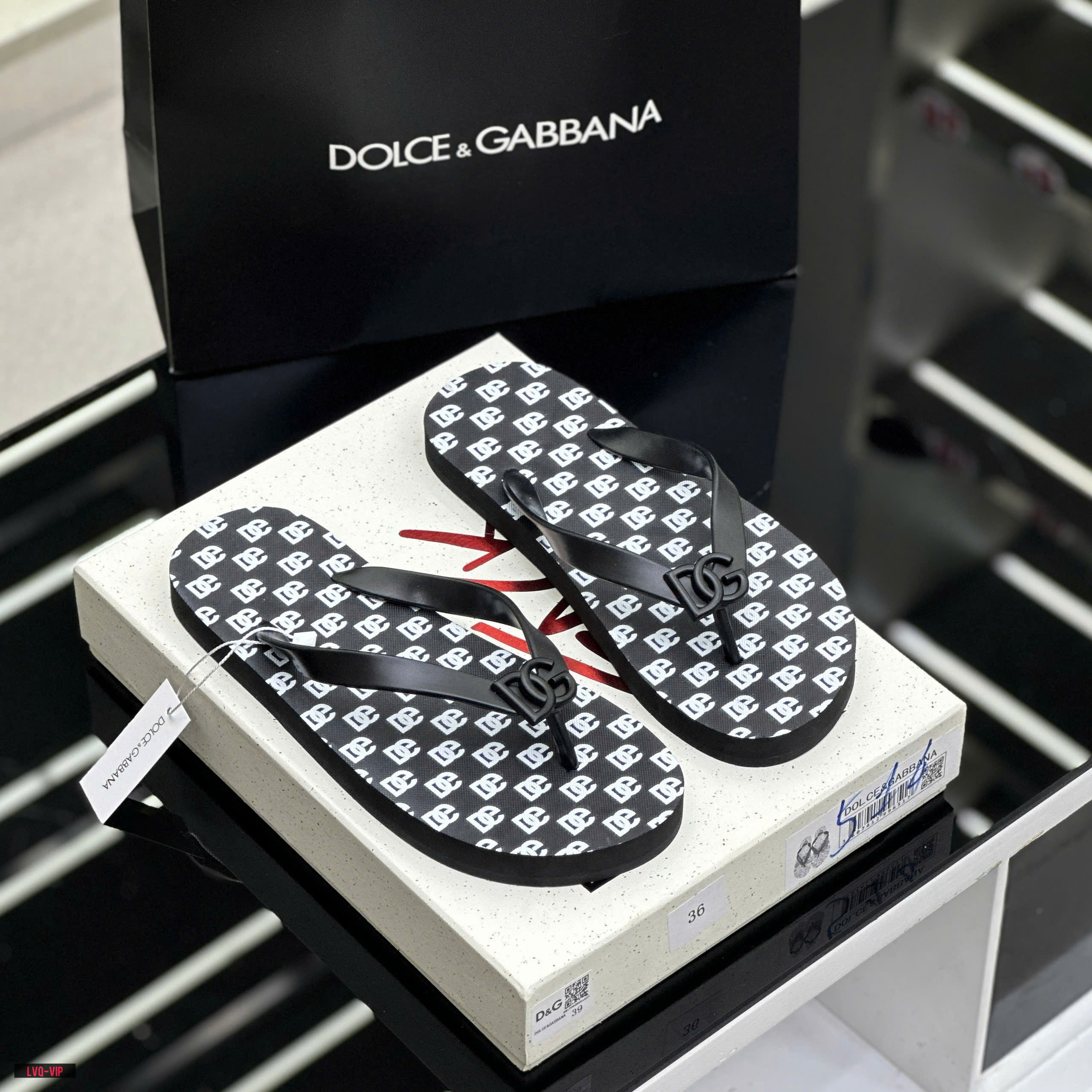 Dép tông, xỏ ngón Dolce Gabbana DG Đen logo tag Đen họa tiết chữ Trắng full đế Like Auth on web fullbox bill thẻ LVQ