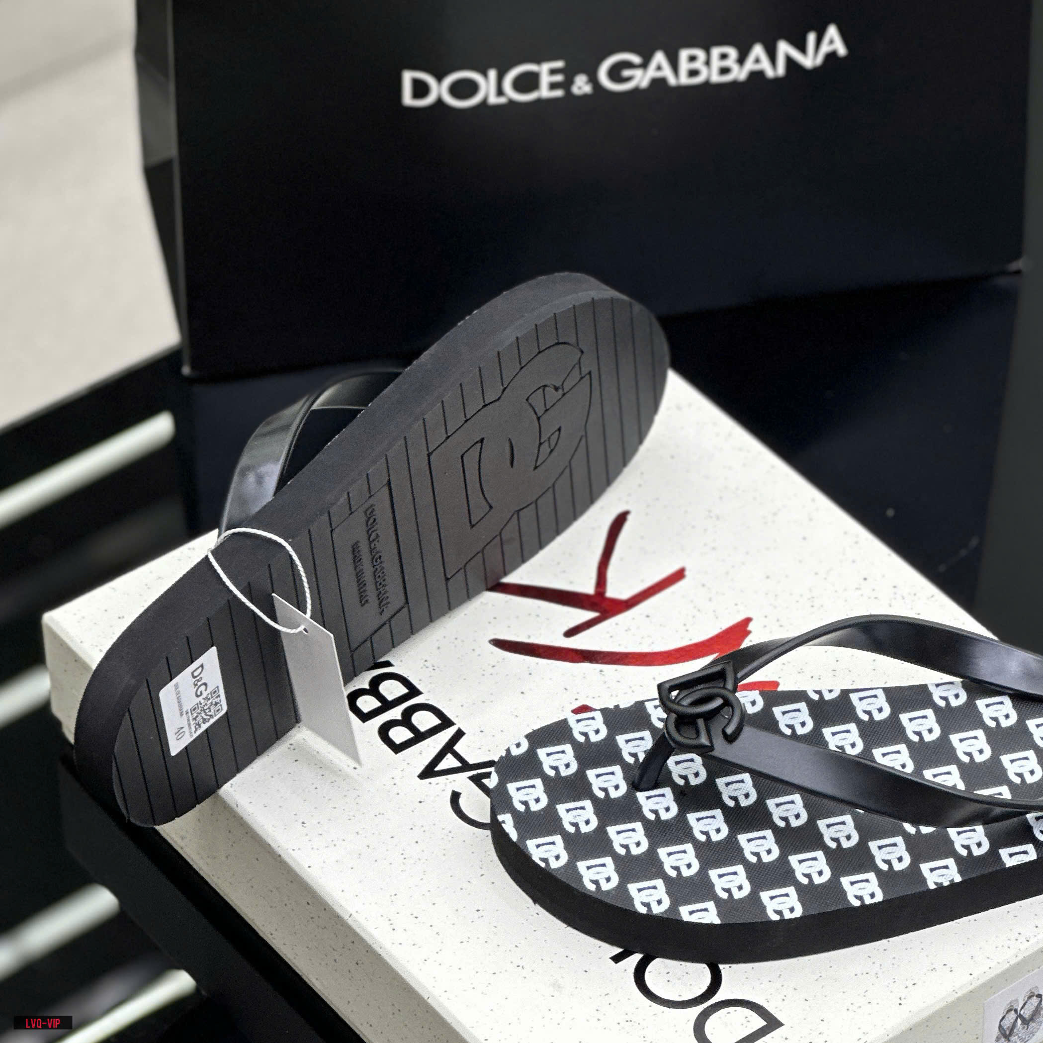 Dép tông, xỏ ngón Dolce Gabbana DG Đen logo tag Đen họa tiết chữ Trắng full đế Like Auth on web fullbox bill thẻ LVQ