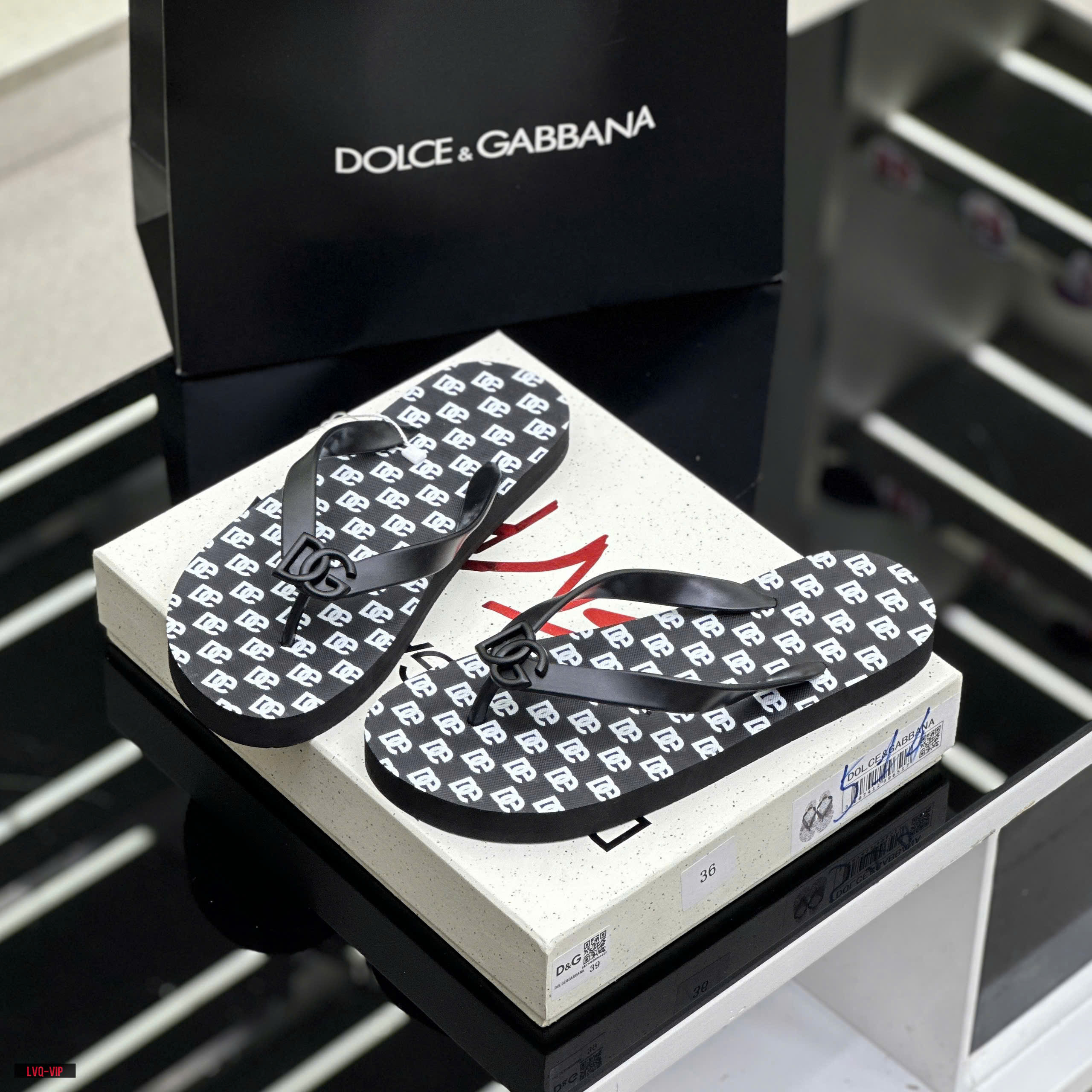 Dép tông, xỏ ngón Dolce Gabbana DG Đen logo tag Đen họa tiết chữ Trắng full đế Like Auth on web fullbox bill thẻ LVQ