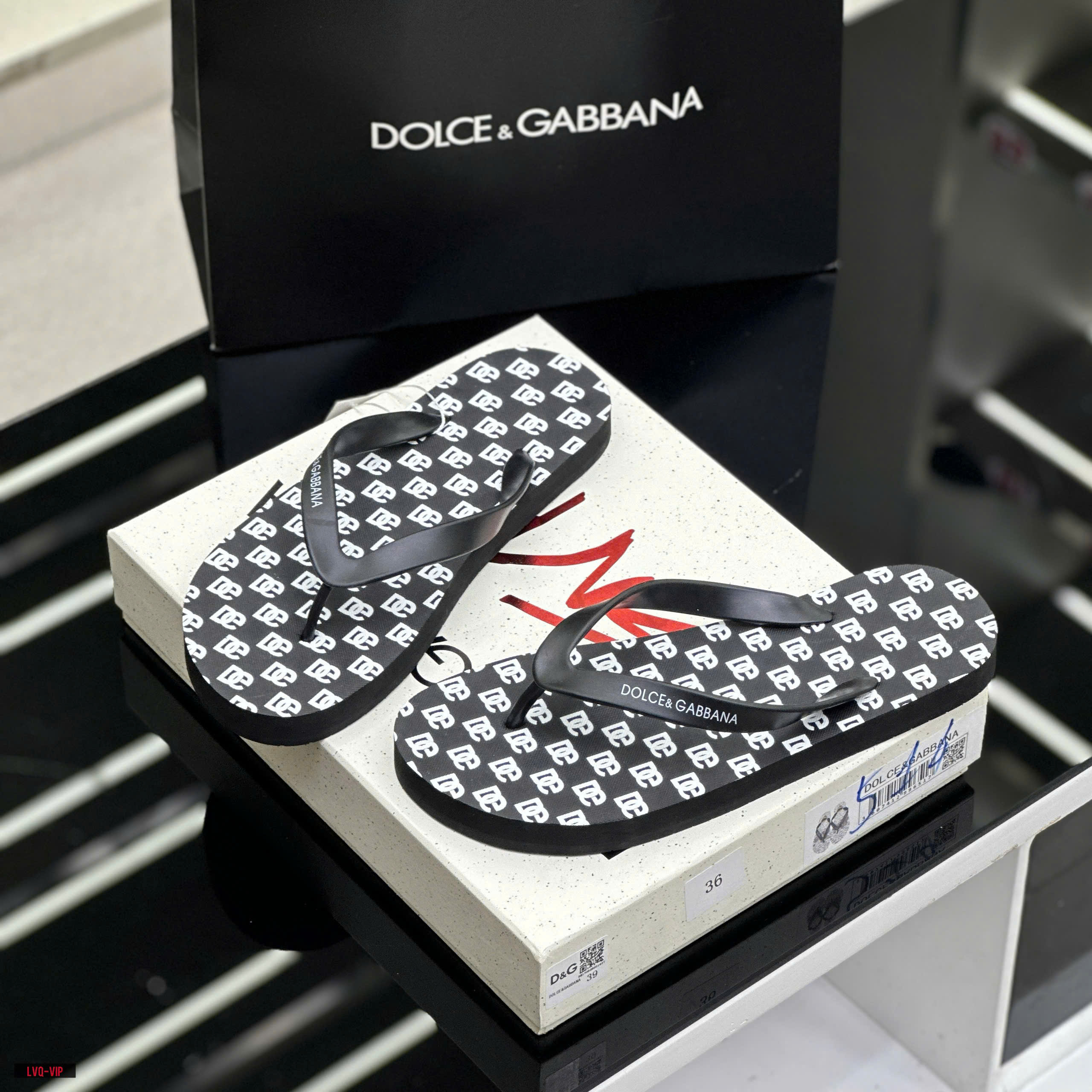 Dép tông, xỏ ngón Dolce Gabbana DG Đen họa tiết logo chữ Trắng full đế Like Auth on web fullbox bill thẻ LVQ