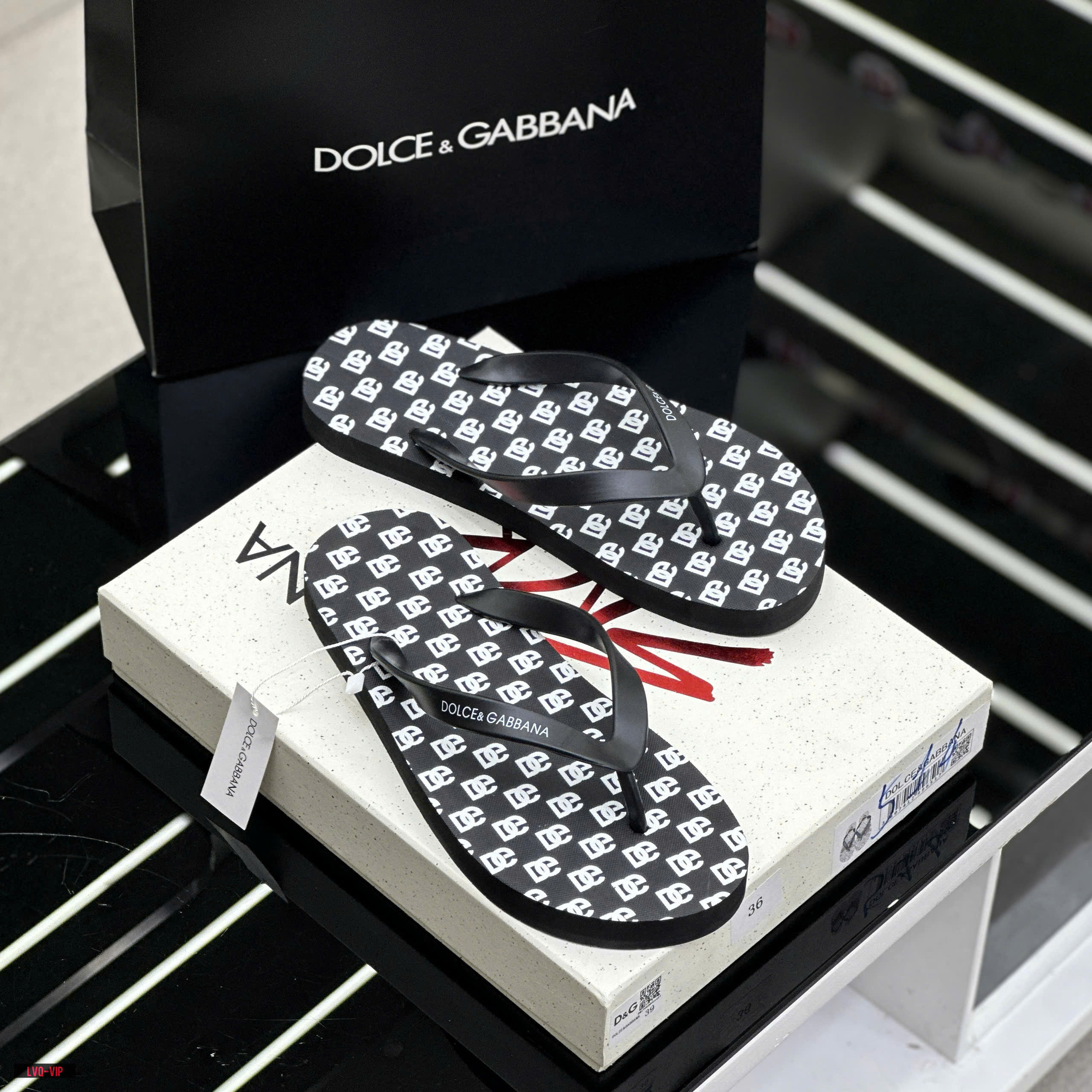 Dép tông, xỏ ngón Dolce Gabbana DG Đen họa tiết logo chữ Trắng full đế Like Auth on web fullbox bill thẻ LVQ