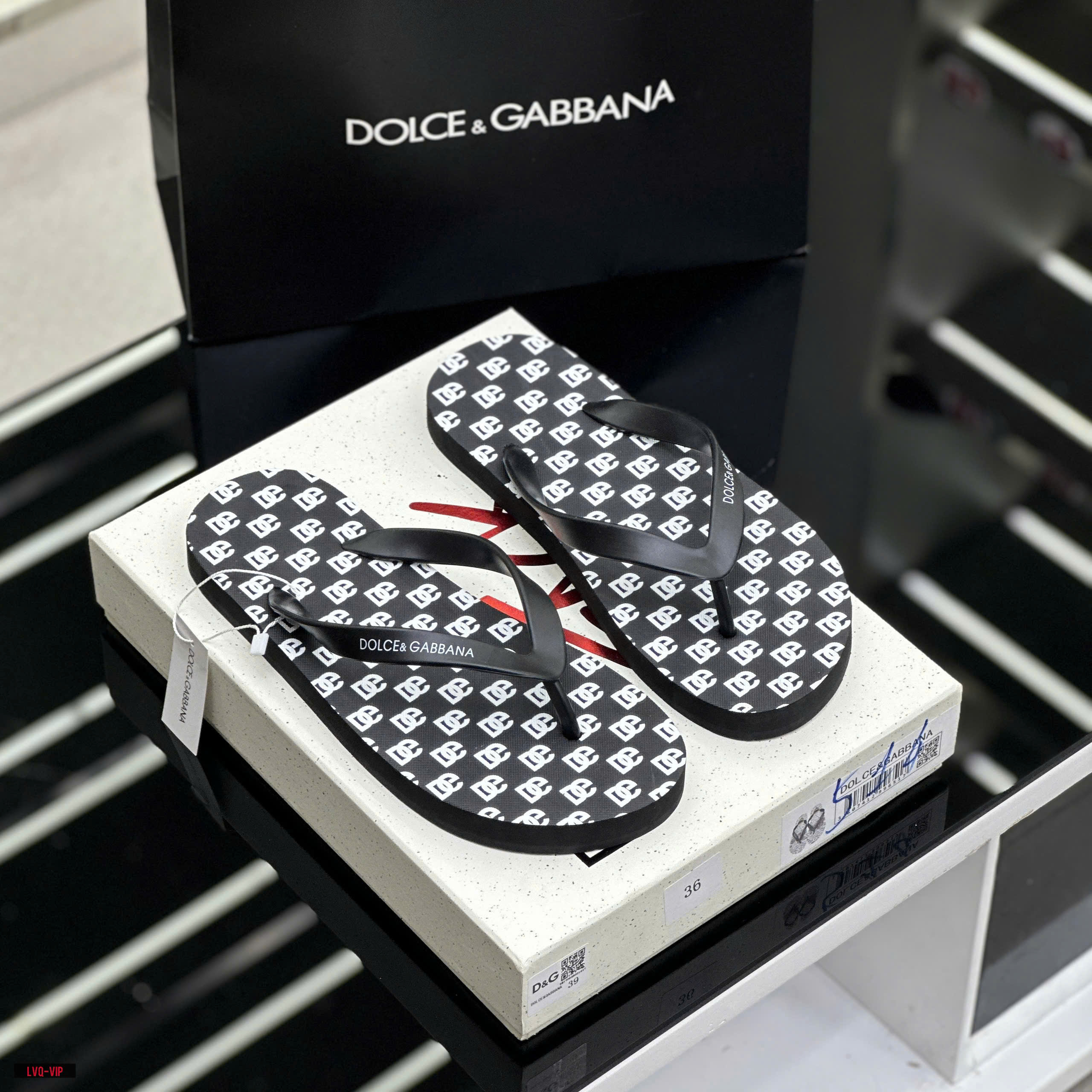 Dép tông, xỏ ngón Dolce Gabbana DG Đen họa tiết logo chữ Trắng full đế Like Auth on web fullbox bill thẻ LVQ