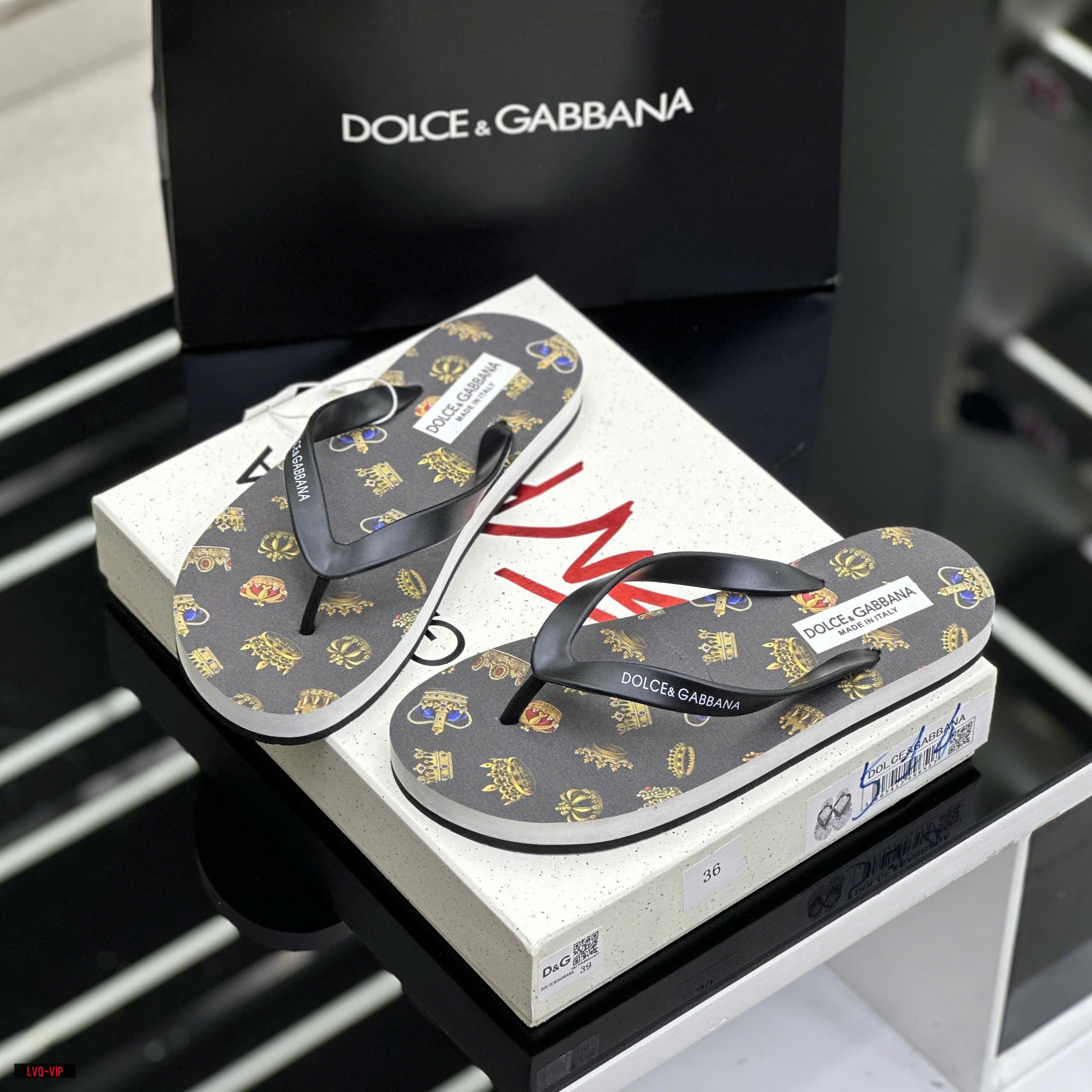 Dép tông, xỏ ngón Dolce Gabbana DG Đen họa tiết vương miện các mẫu full đế Like Auth on web fullbox bill thẻ LVQ