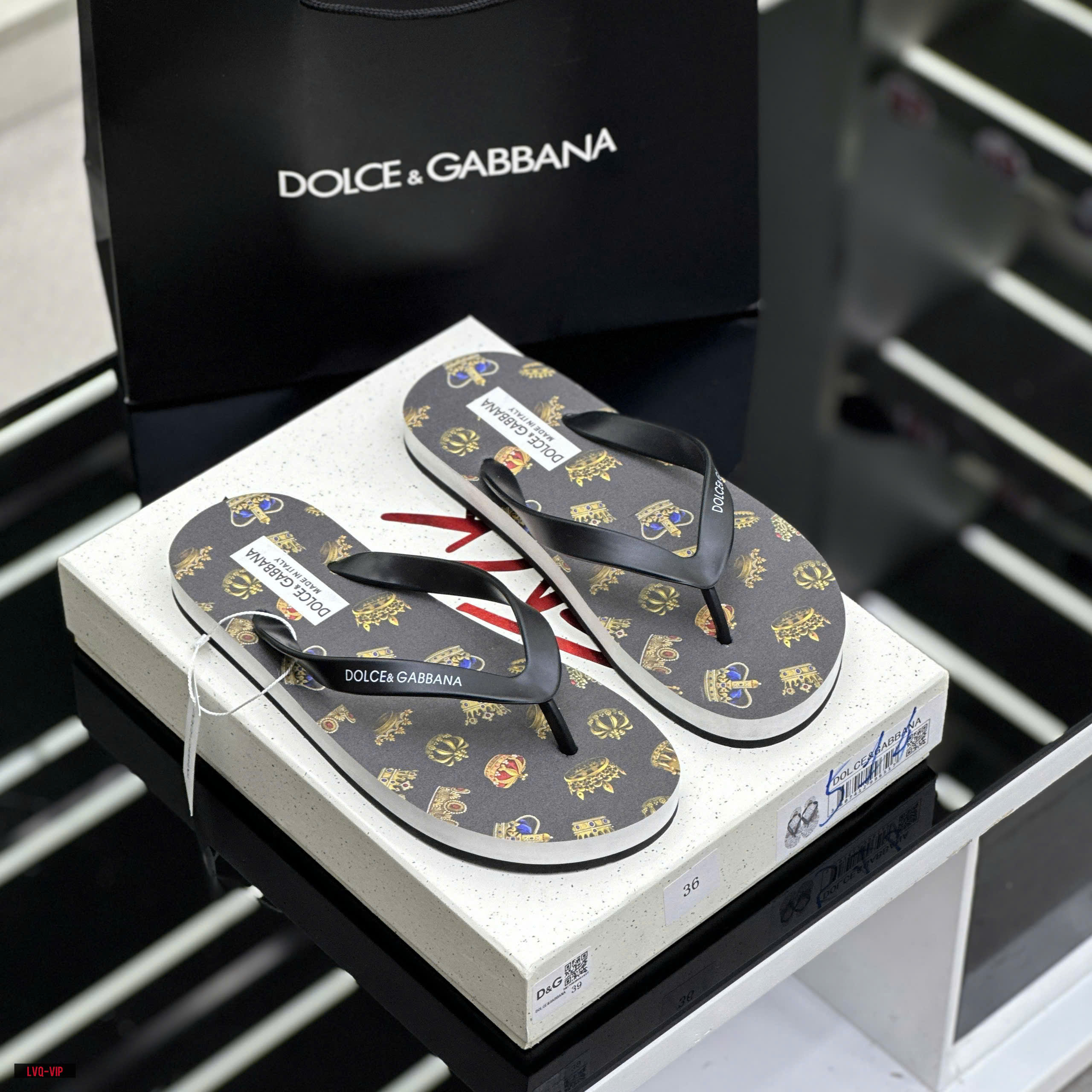 Dép tông, xỏ ngón Dolce Gabbana DG Đen họa tiết vương miện các mẫu full đế Like Auth on web fullbox bill thẻ LVQ
