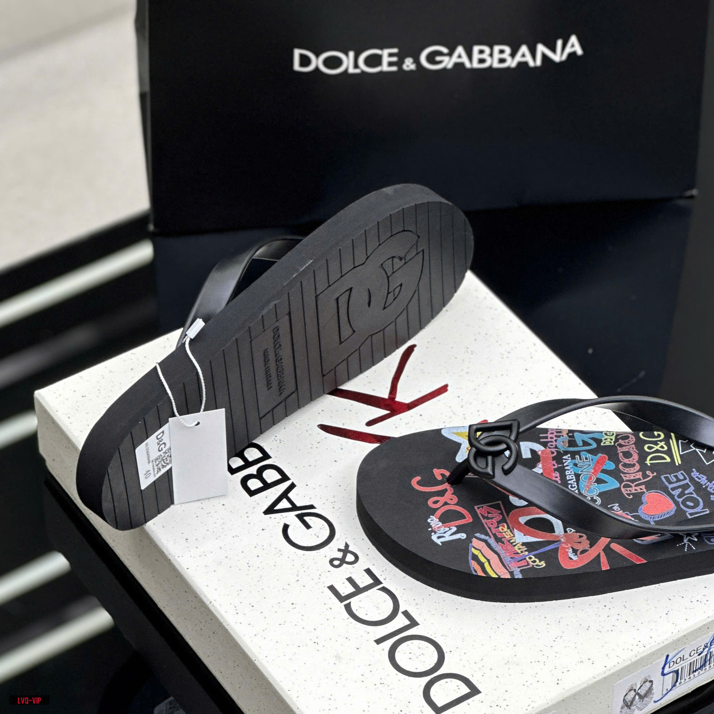Dép tông, xỏ ngón Dolce Gabbana DG Đen họa tiết logo chữ màu sắc full đế Like Auth on web fullbox bill thẻ LVQ