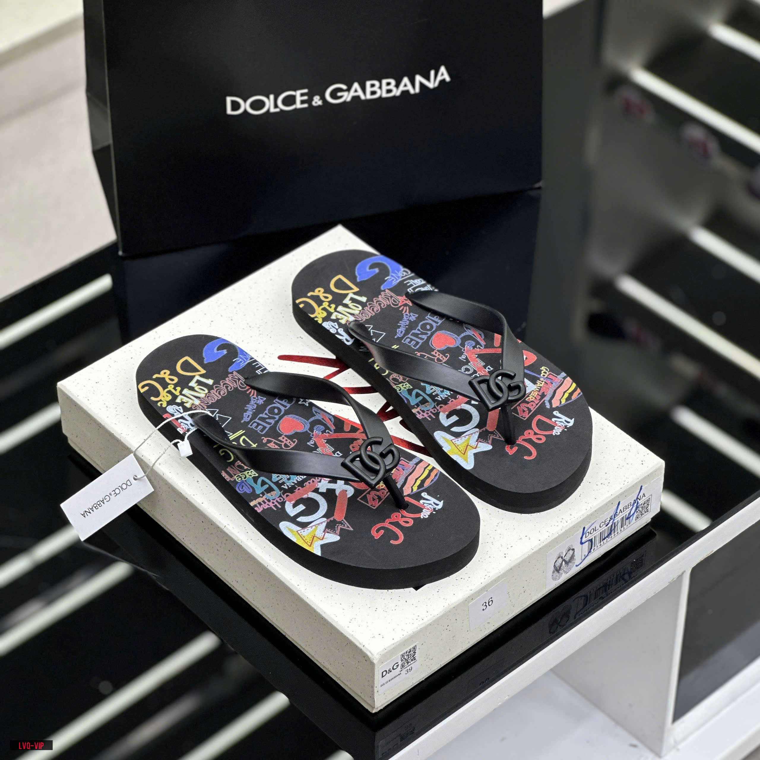 Dép tông, xỏ ngón Dolce Gabbana DG Đen họa tiết logo chữ màu sắc full đế Like Auth on web fullbox bill thẻ LVQ