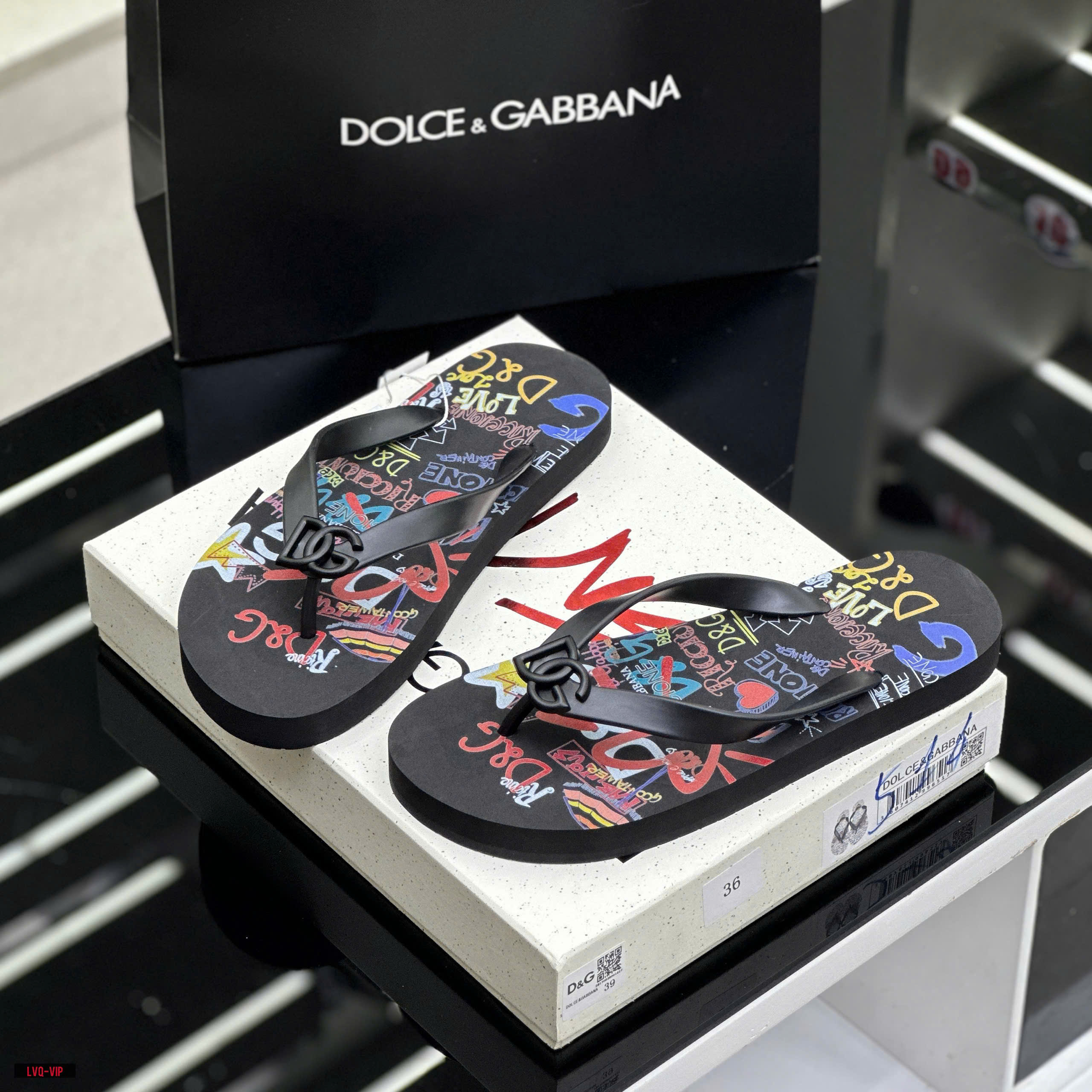 Dép tông, xỏ ngón Dolce Gabbana DG Đen họa tiết logo chữ màu sắc full đế Like Auth on web fullbox bill thẻ LVQ