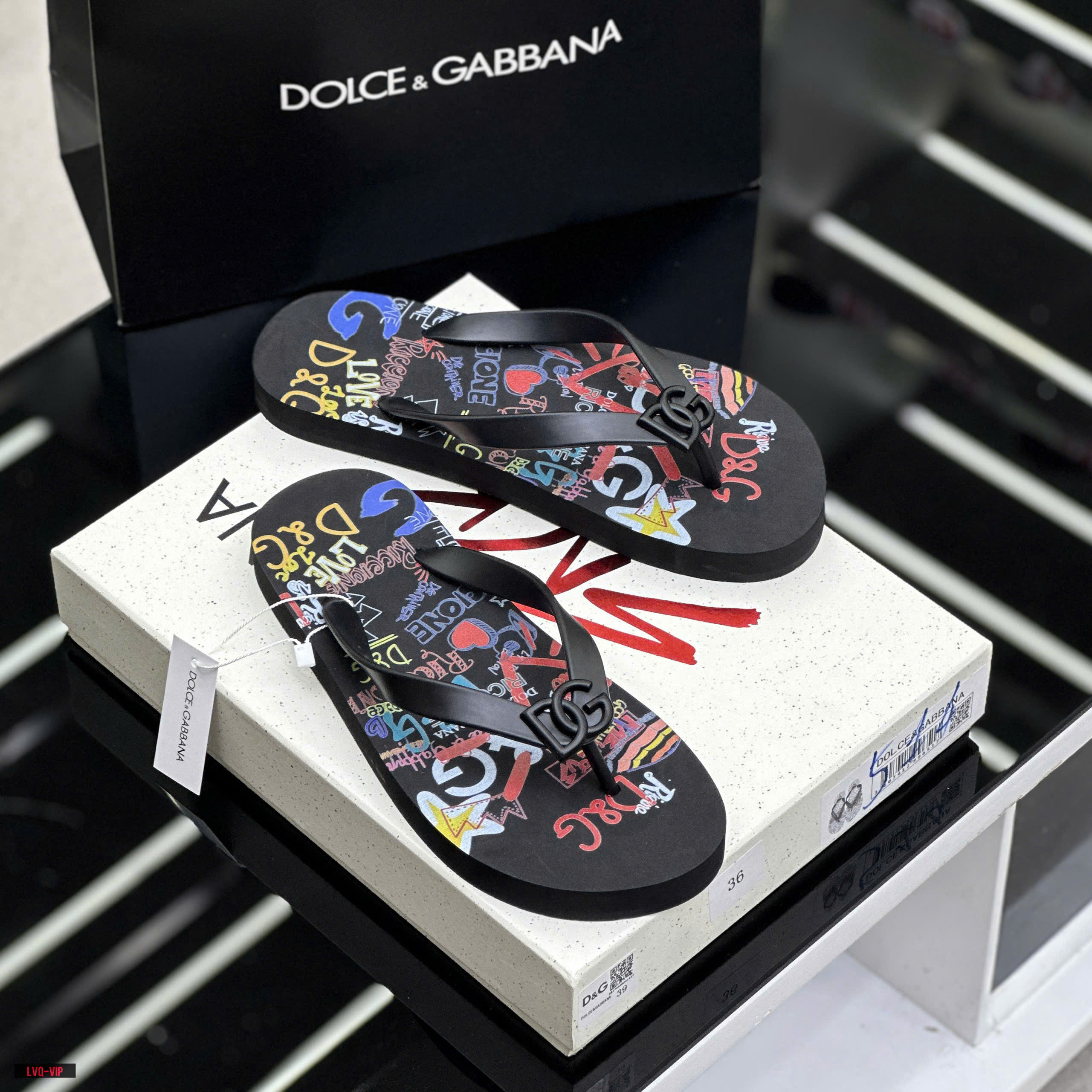 Dép tông, xỏ ngón Dolce Gabbana DG Đen họa tiết logo chữ màu sắc full đế Like Auth on web fullbox bill thẻ LVQ