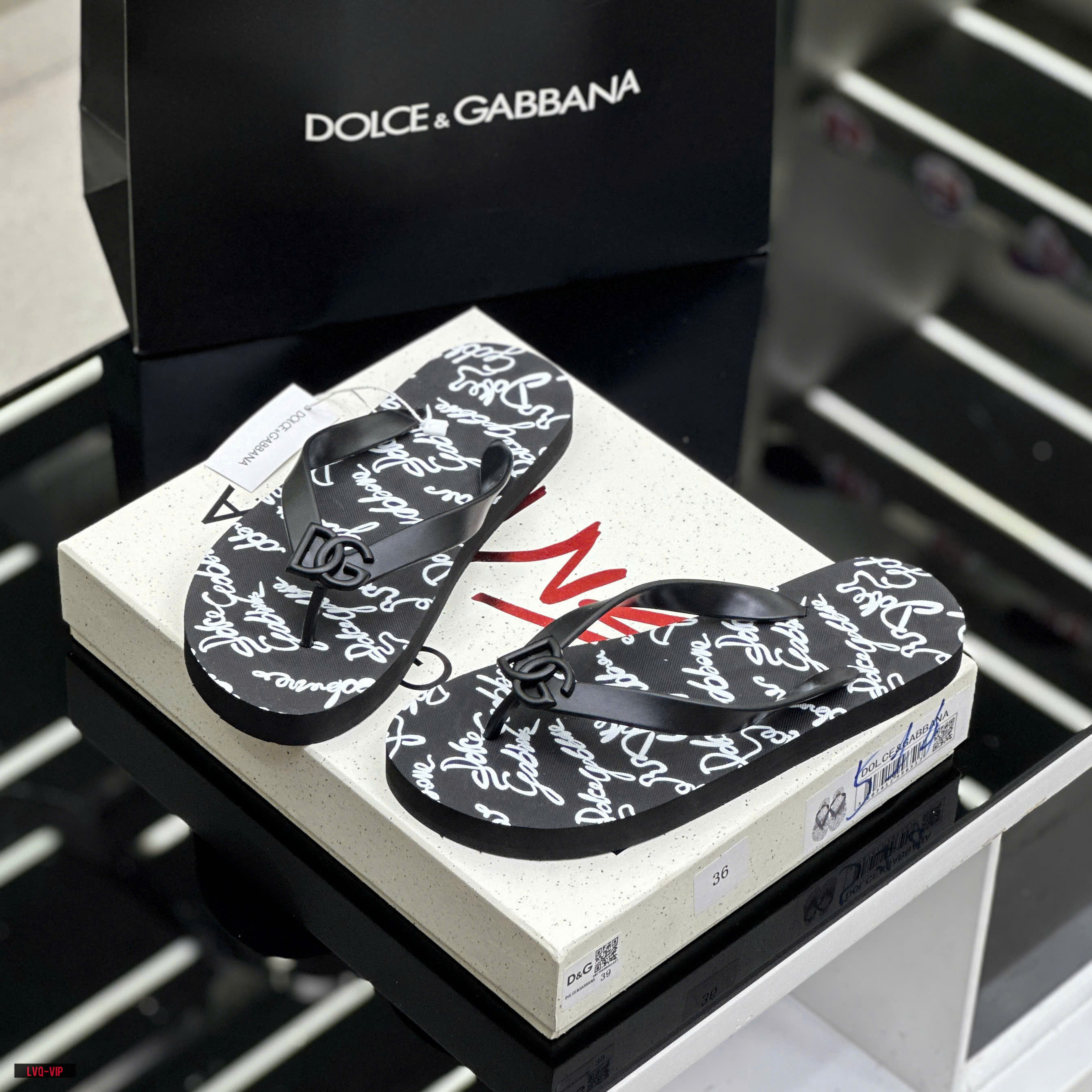 Dép tông, xỏ ngón Dolce Gabbana DG Đen họa tiết logo chữ ký Trắng full đế Like Auth on web fullbox bill thẻ LVQ