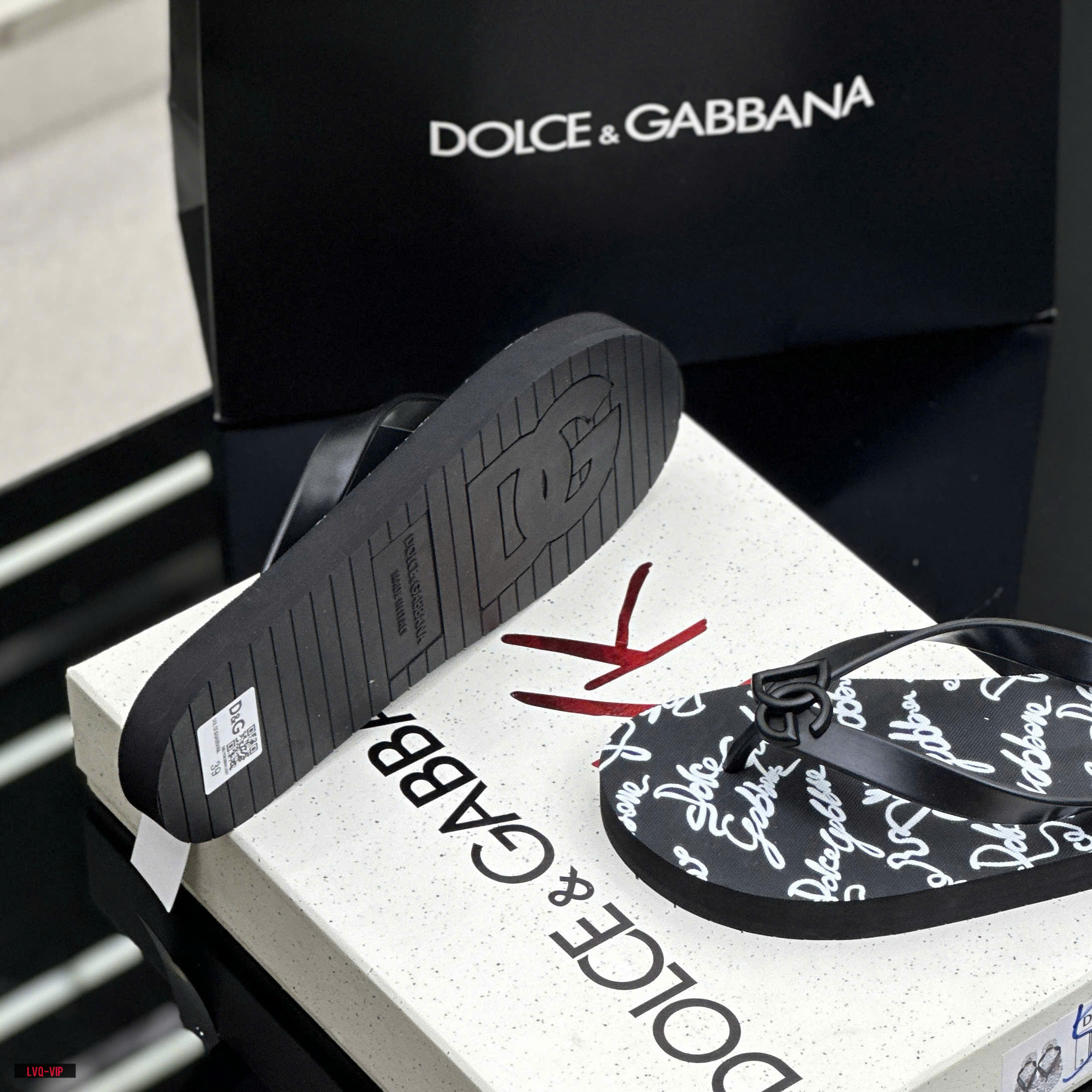 Dép tông, xỏ ngón Dolce Gabbana DG Đen họa tiết logo chữ ký Trắng full đế Like Auth on web fullbox bill thẻ LVQ