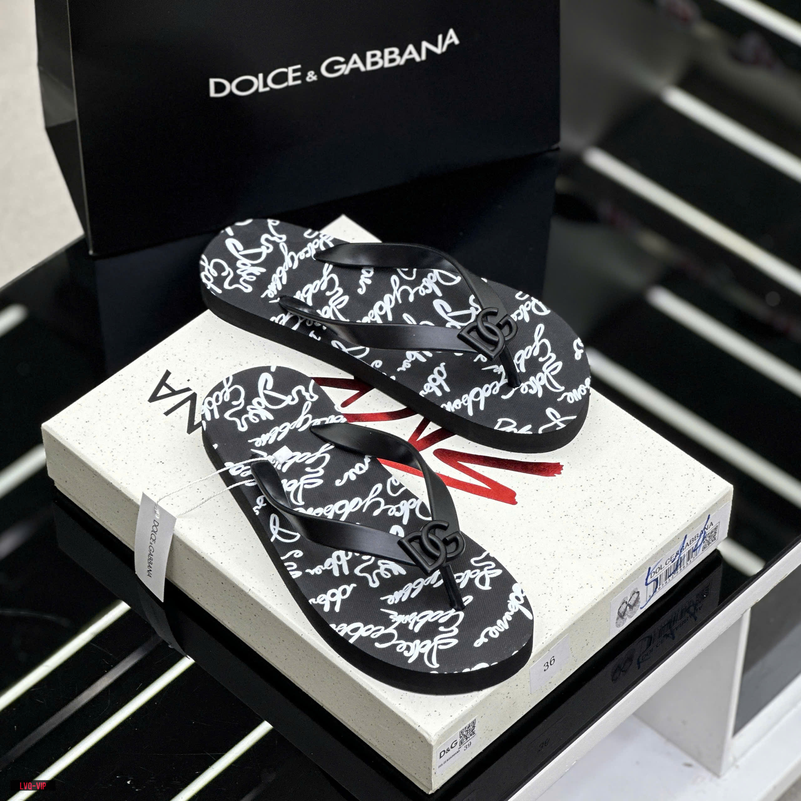 Dép tông, xỏ ngón Dolce Gabbana DG Đen họa tiết logo chữ ký Trắng full đế Like Auth on web fullbox bill thẻ LVQ