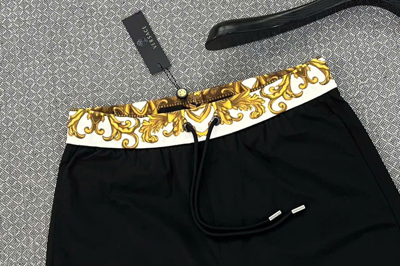 Quần short gió Versace VS Đen logo chữ thêu đùi phối cạp Trắng hoa văn Vàng Like Auth 1-1 on web MK