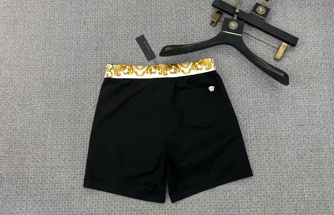 Quần short gió Versace VS Đen logo chữ thêu đùi phối cạp Trắng hoa văn Vàng Like Auth 1-1 on web MK