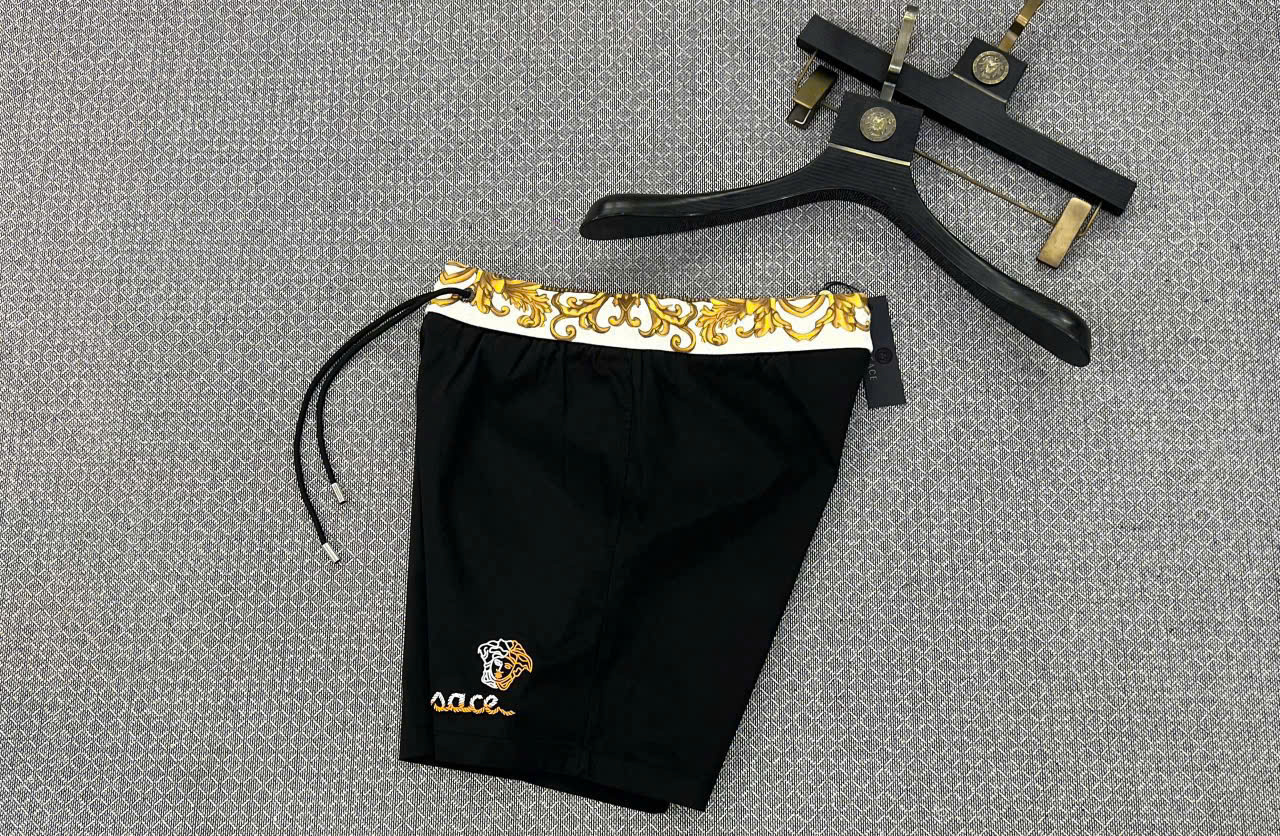 Quần short gió Versace VS Đen logo chữ thêu đùi phối cạp Trắng hoa văn Vàng Like Auth 1-1 on web MK