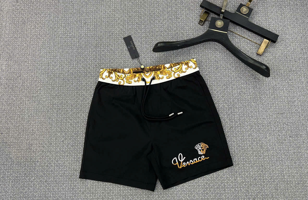 Quần short gió Versace VS Đen logo chữ thêu đùi phối cạp Trắng hoa văn Vàng Like Auth 1-1 on web MK