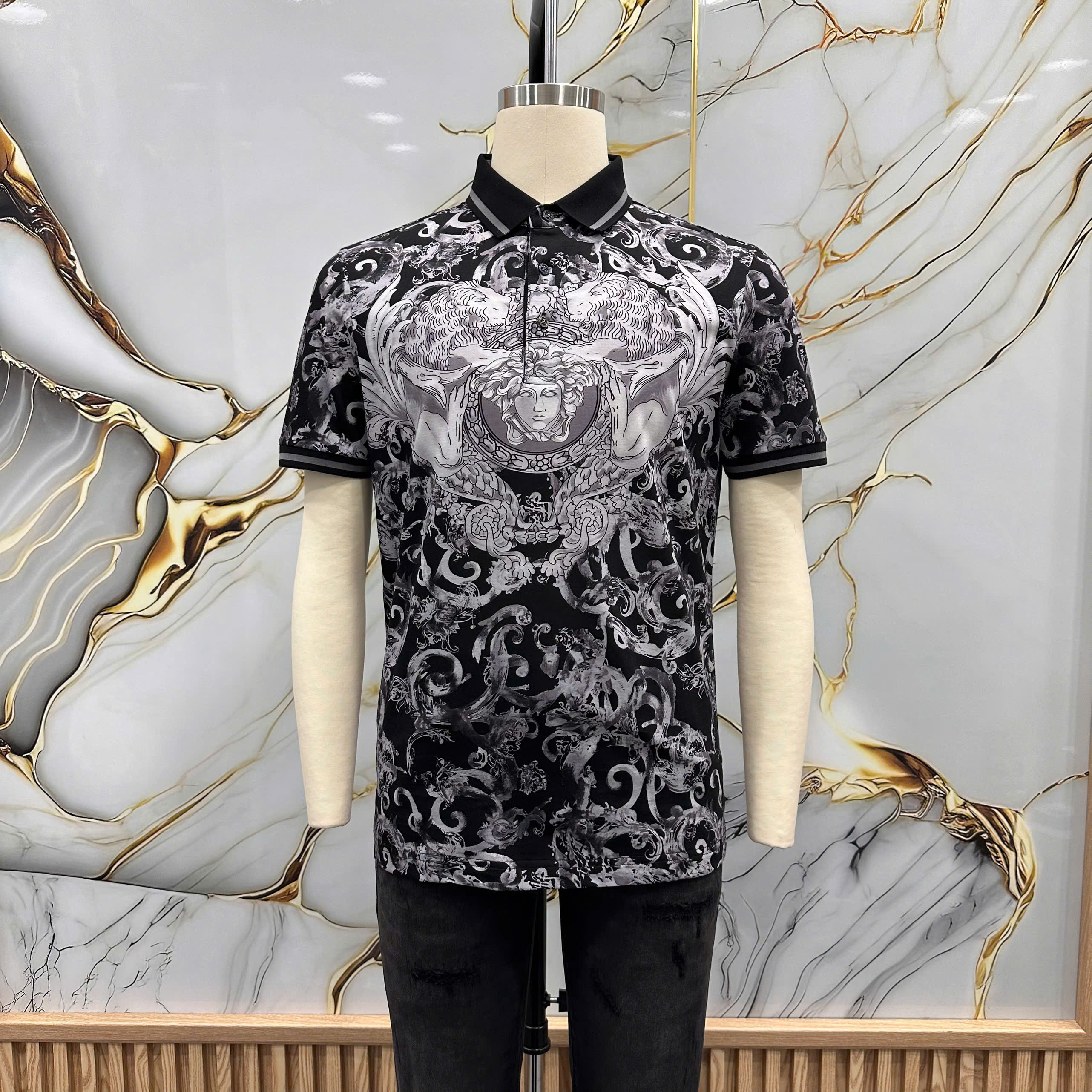 Áo polo Versace VS họa tiết Đen Trắng Like Auth 1-1 on web