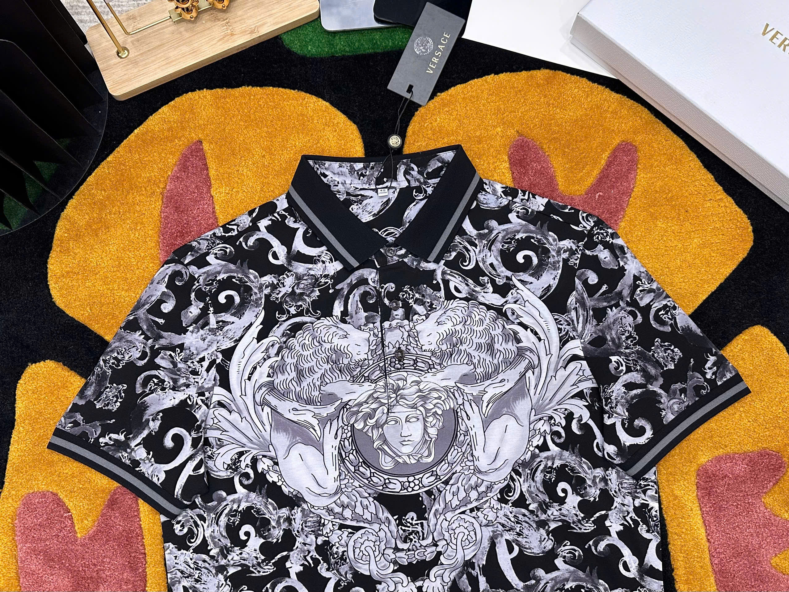 Áo polo Versace VS họa tiết Đen Trắng Like Auth 1-1 on web