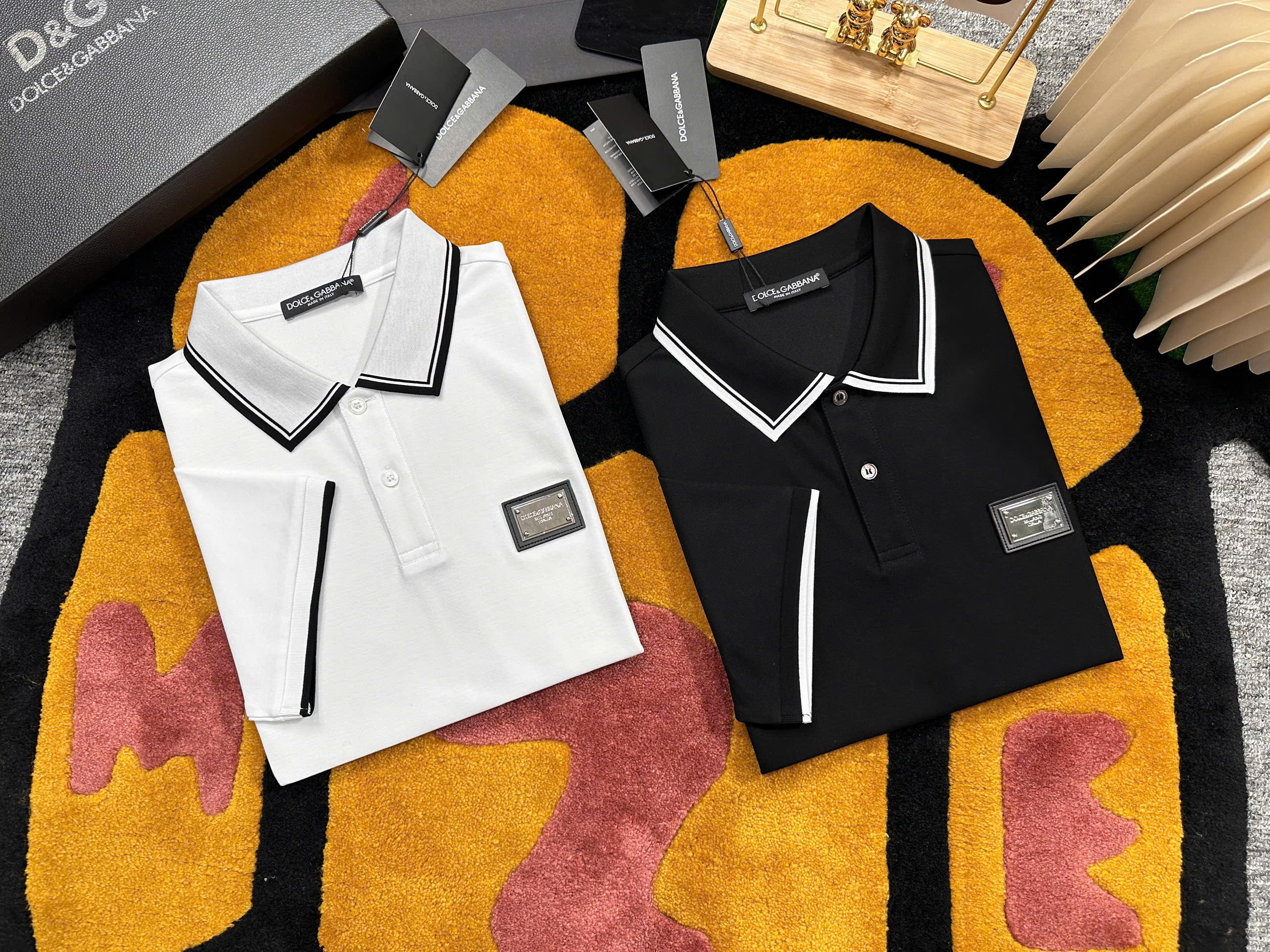 Áo polo Dolce Gabbana DG logo tag da thêu ngực kẻ sọc viền cổ tay Like Auth 1-1 on web MK