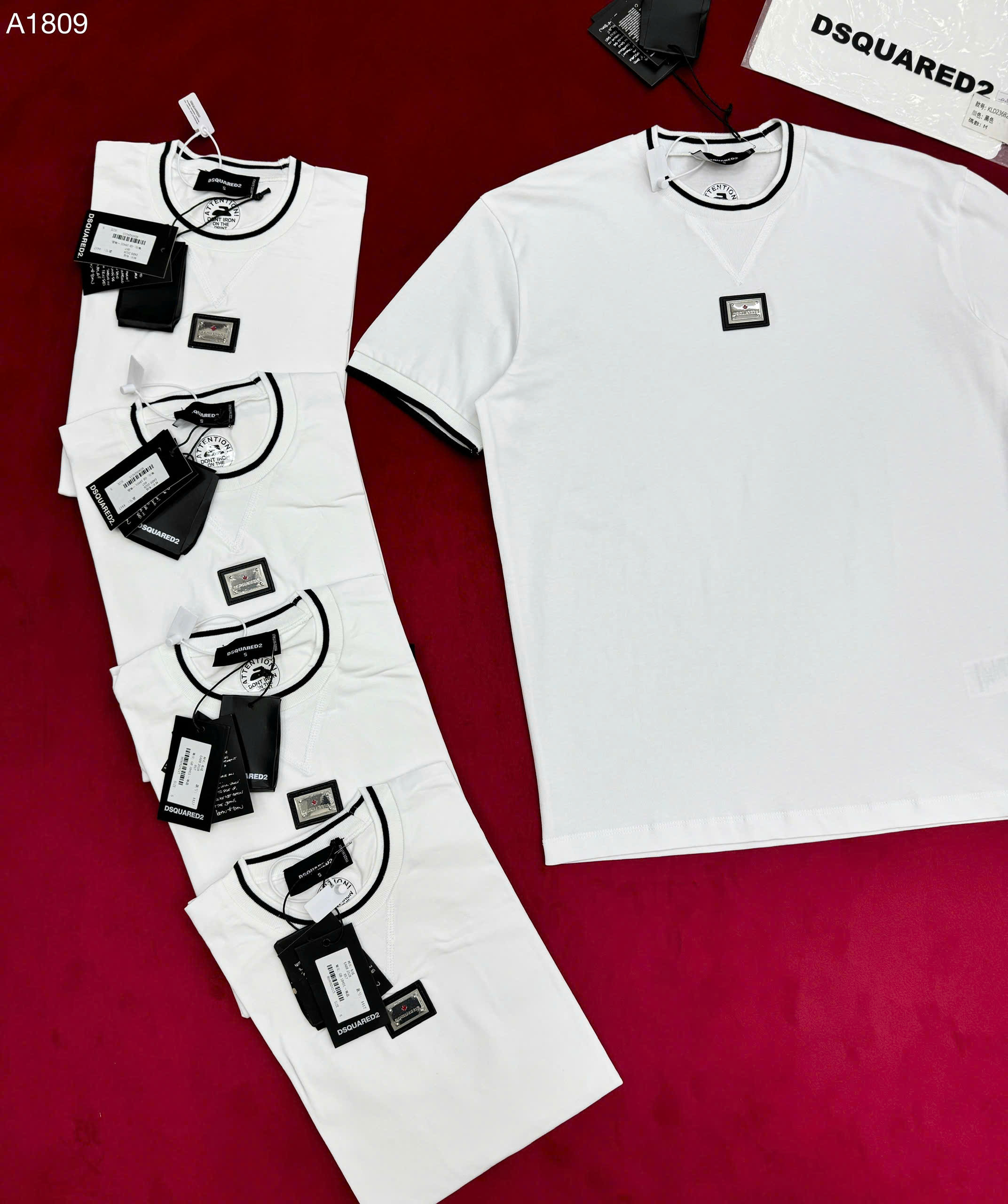 Áo phông T-shirt Dsquared2 DSQ2 logo tag vuông thêu cổ kẻ sọc viền cổ tay Like Auth on web MK