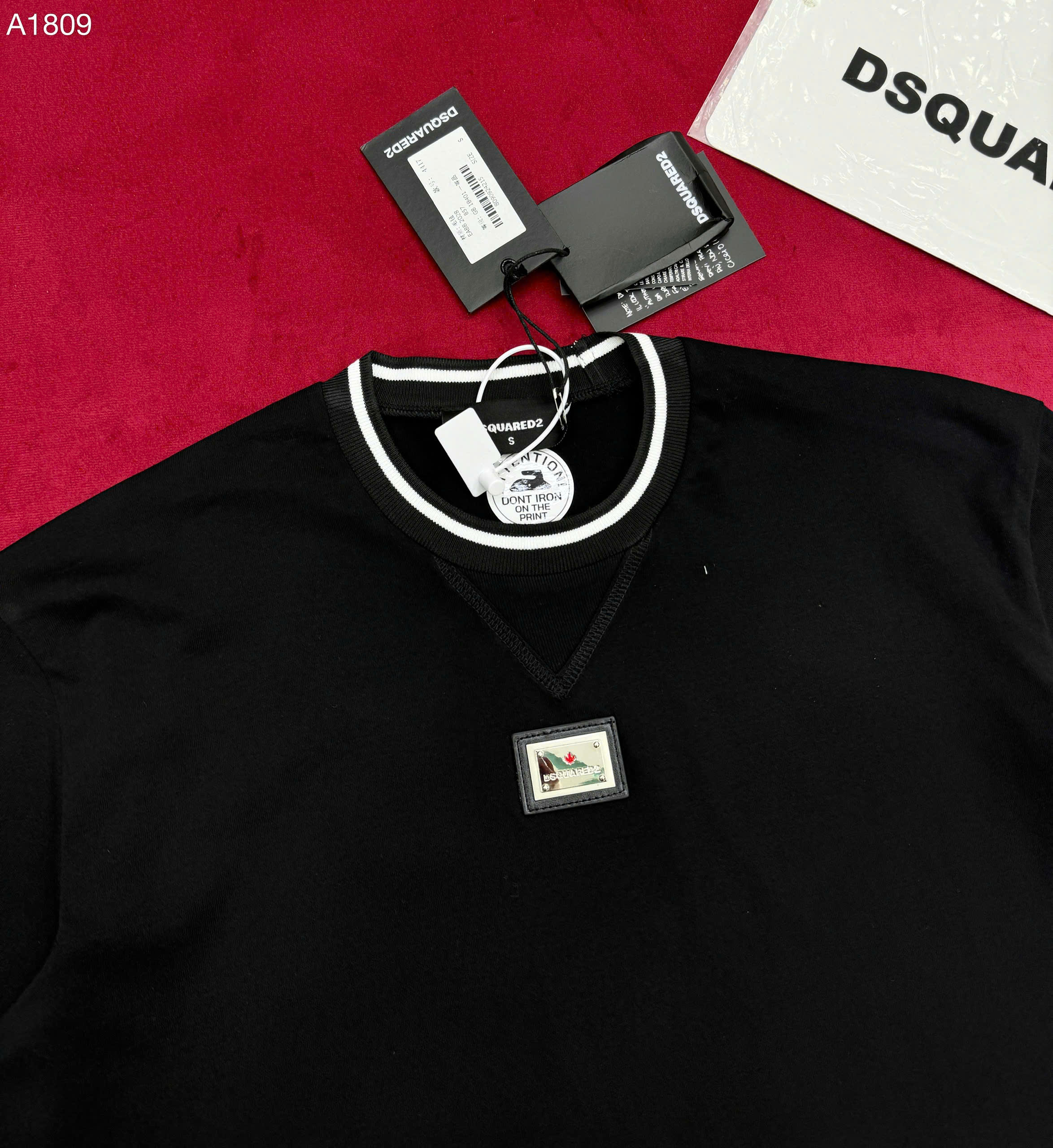 Áo phông T-shirt Dsquared2 DSQ2 logo tag vuông thêu cổ kẻ sọc viền cổ tay Like Auth on web MK