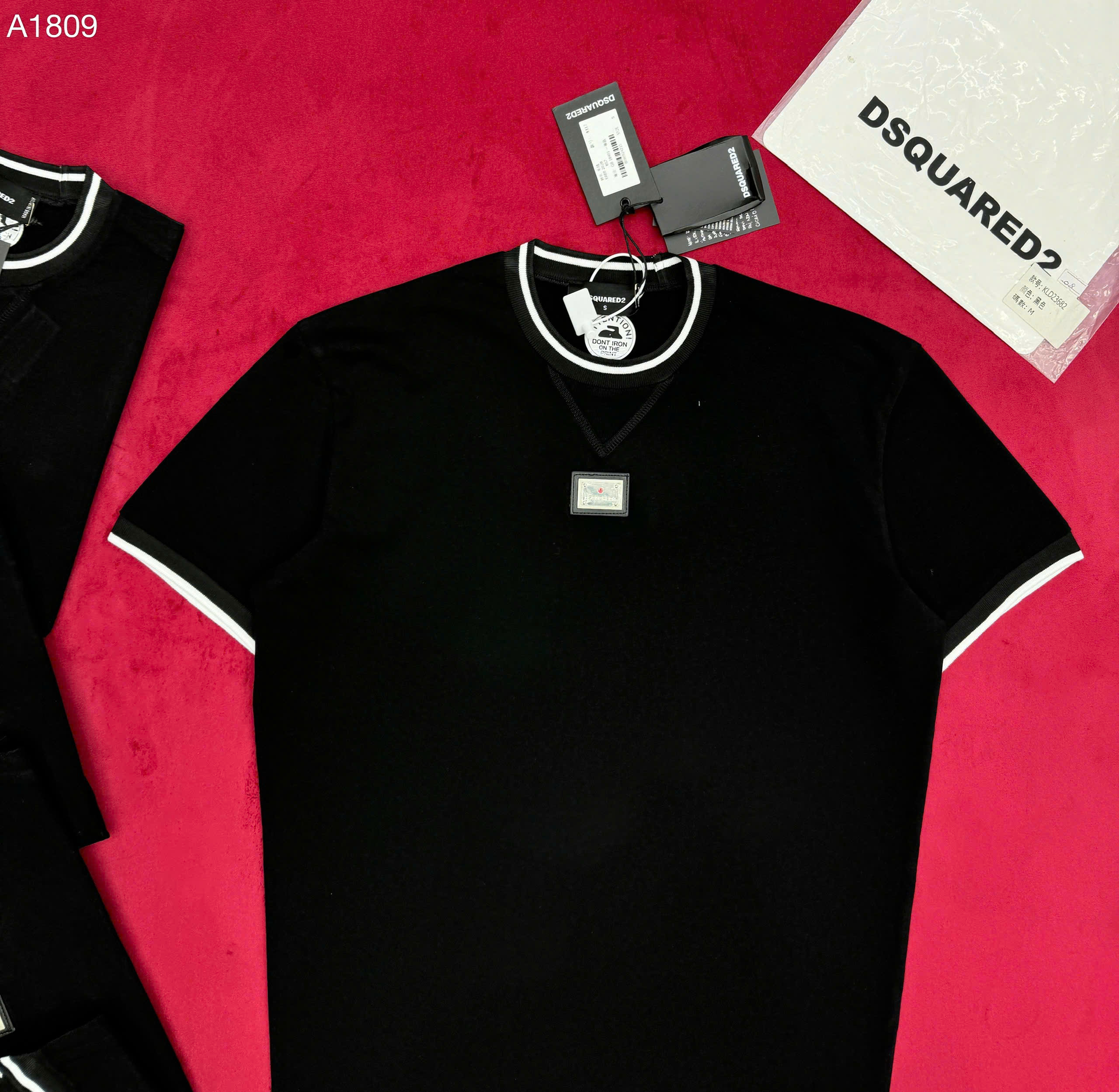Áo phông T-shirt Dsquared2 DSQ2 logo tag vuông thêu cổ kẻ sọc viền cổ tay Like Auth on web MK