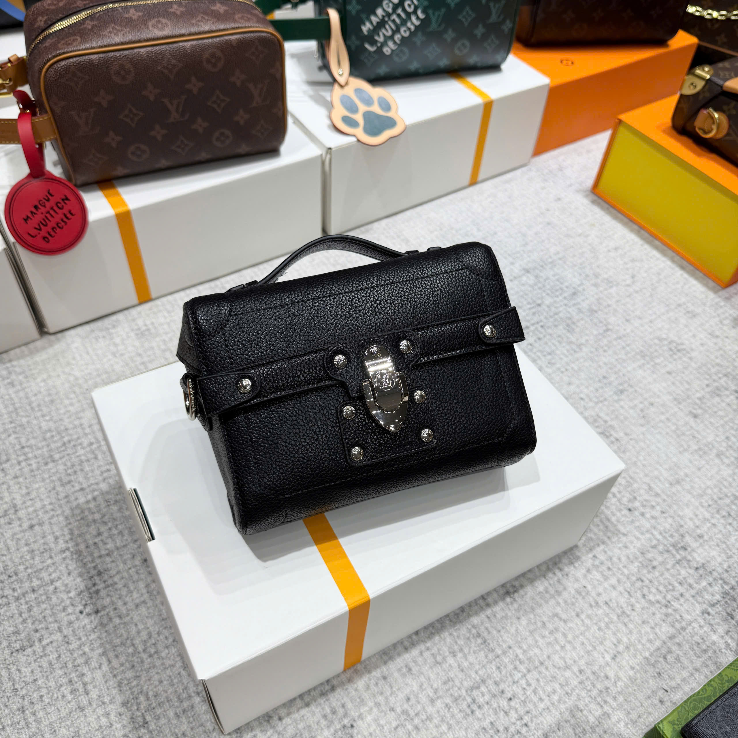 Túi vuông đeo chéo Louis Vuitton LV họa tiết viền sắt các mẫu size 19x15x7cm LA on web fullbox bill thẻ PLD