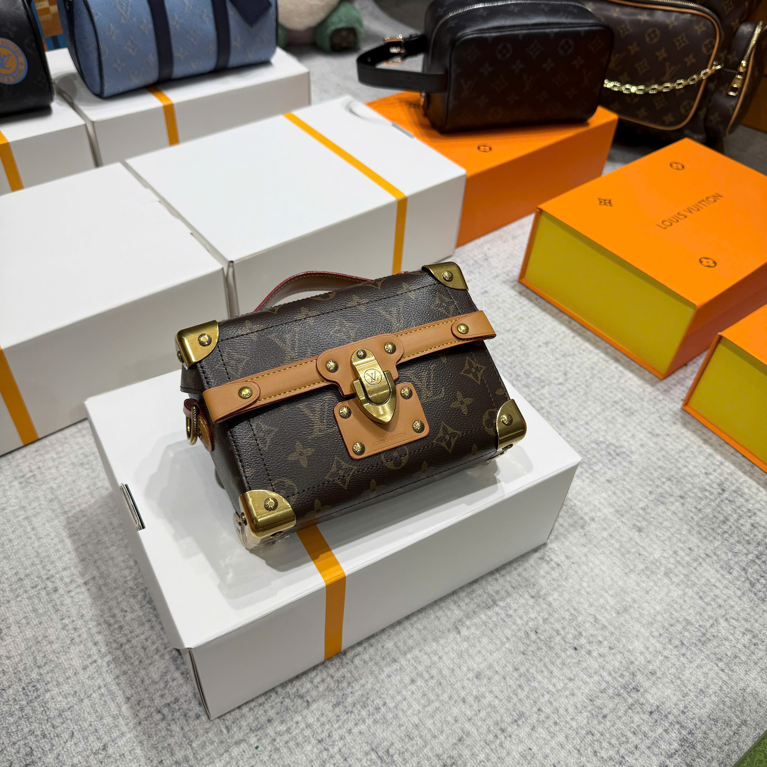 Túi vuông đeo chéo Louis Vuitton LV họa tiết viền sắt các mẫu size 19x15x7cm LA on web fullbox bill thẻ PLD