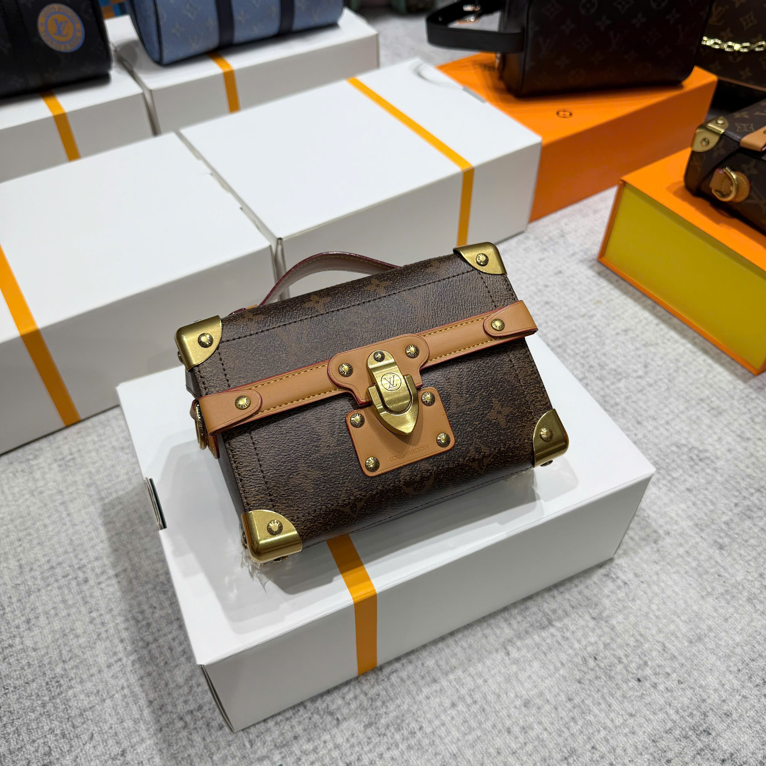 Túi vuông đeo chéo Louis Vuitton LV họa tiết viền sắt các mẫu size 19x15x7cm LA on web fullbox bill thẻ PLD