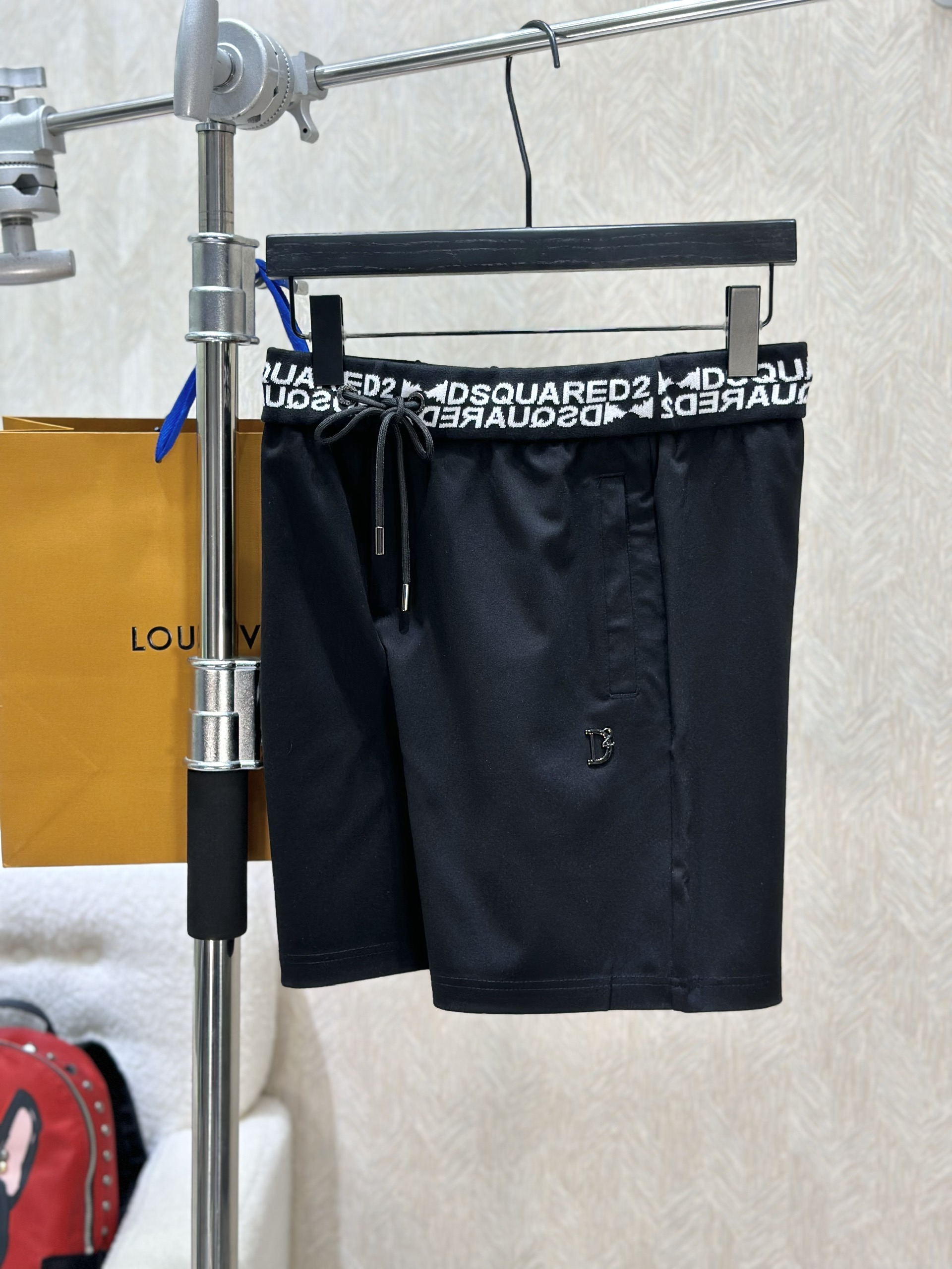 Quần short nỉ Dsquared2 Đen họa tiết logo chữ Trắng cạp túi sau Like Auth 1-1 on web VTN