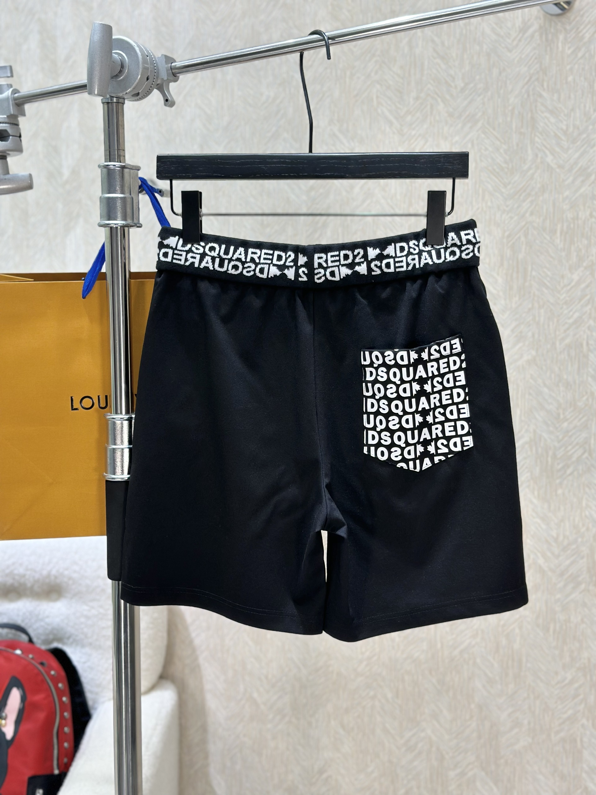 Quần short nỉ Dsquared2 Đen họa tiết logo chữ Trắng cạp túi sau Like Auth 1-1 on web VTN