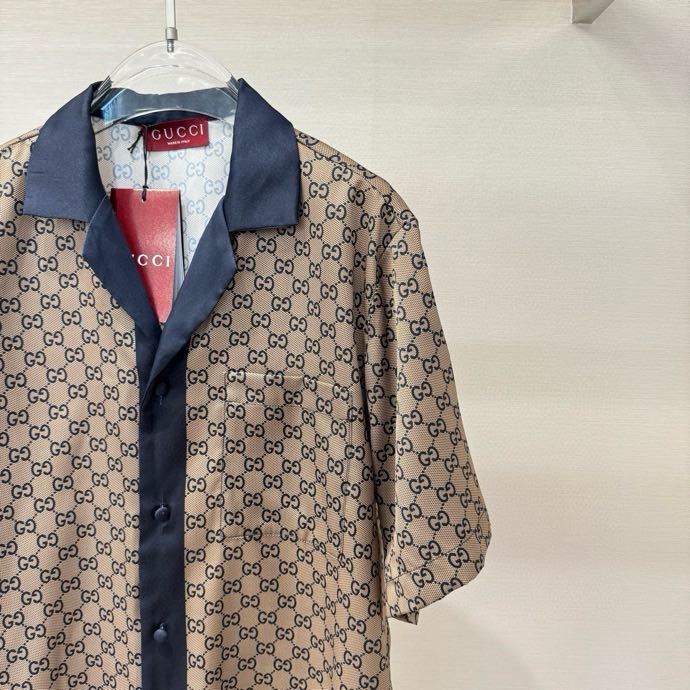 Áo sơ mi lụa cộc tay Gucci GC Nâu họa tiết monogram viền Xanh Like Auth on web VTN