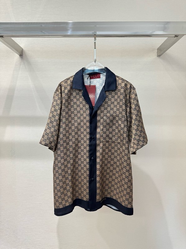 Áo sơ mi lụa cộc tay Gucci GC Nâu họa tiết monogram viền Xanh Like Auth on web VTN