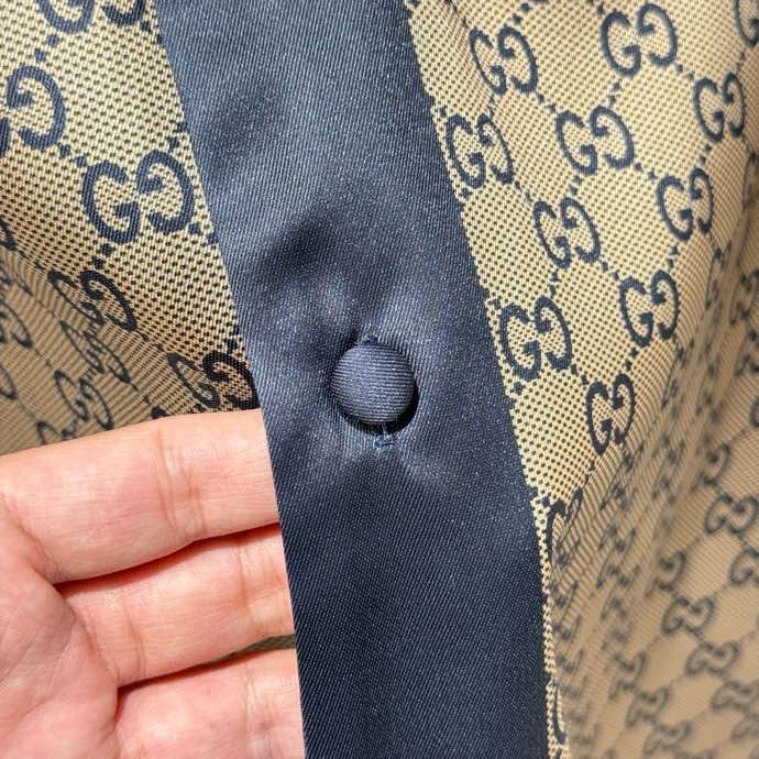 Áo sơ mi lụa cộc tay Gucci GC Nâu họa tiết monogram viền Xanh Like Auth on web VTN