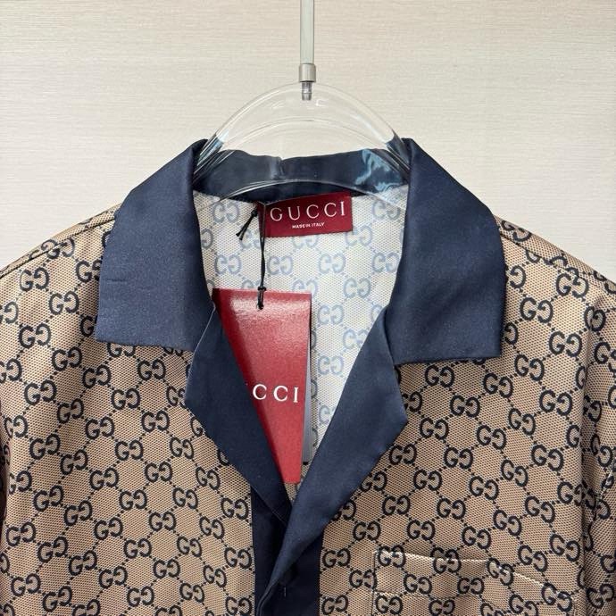 Áo sơ mi lụa cộc tay Gucci GC Nâu họa tiết monogram viền Xanh Like Auth on web VTN