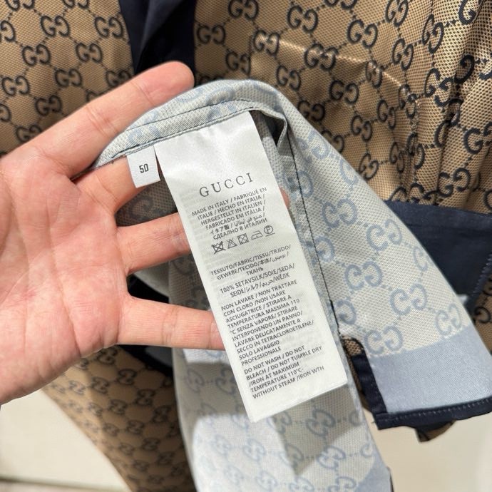 Áo sơ mi lụa cộc tay Gucci GC Nâu họa tiết monogram viền Xanh Like Auth on web VTN