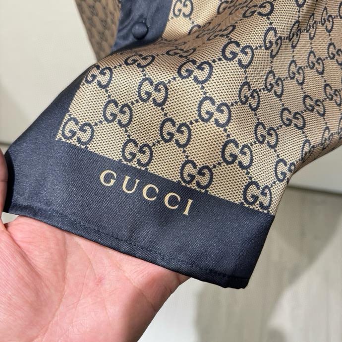 Áo sơ mi lụa cộc tay Gucci GC Nâu họa tiết monogram viền Xanh Like Auth on web VTN